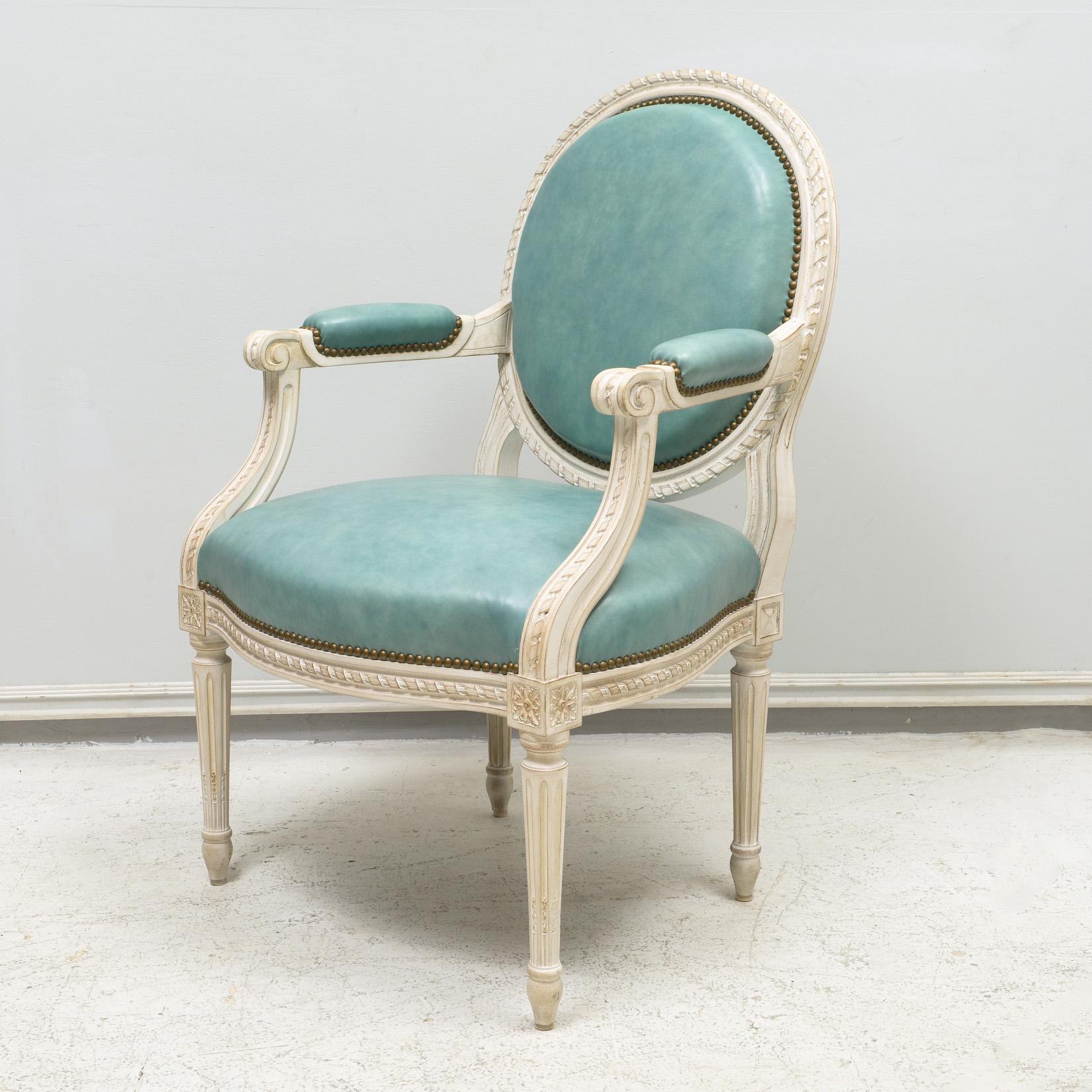 Satz von acht bemalten Esszimmerstühlen im Louis XVI-Stil (Gemalt) im Angebot