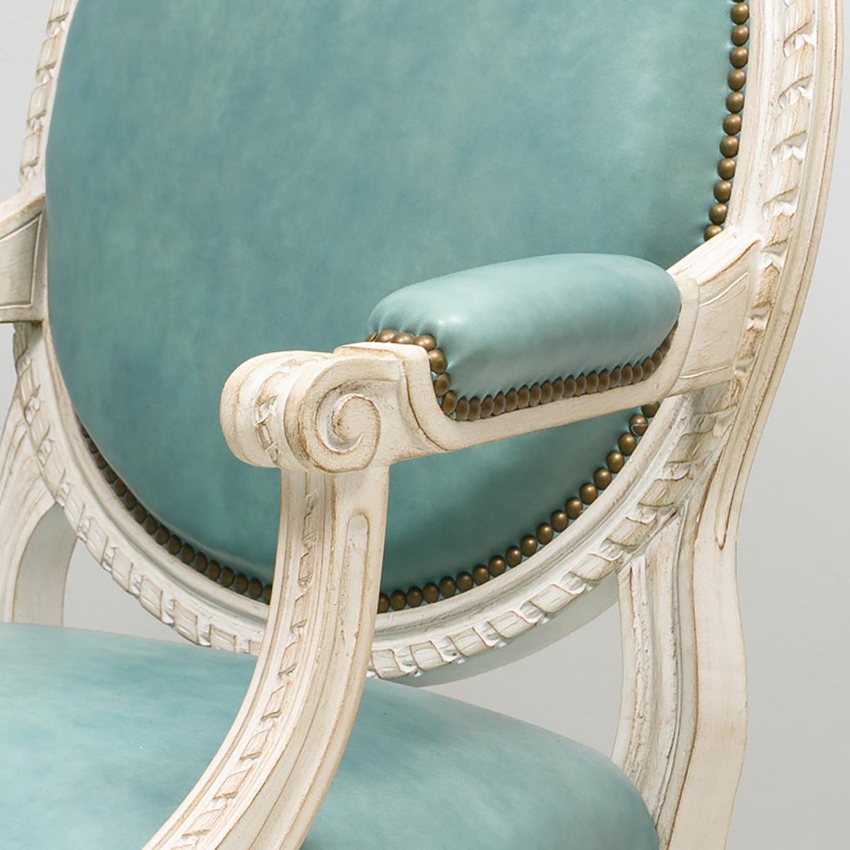 Satz von acht bemalten Esszimmerstühlen im Louis XVI-Stil im Zustand „Hervorragend“ im Angebot in New York, NY