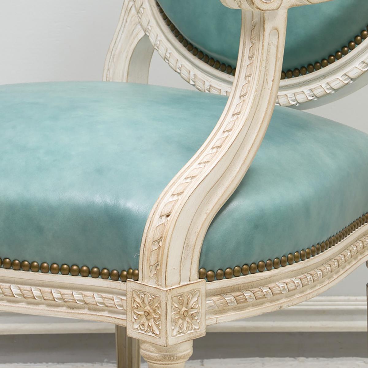 Satz von acht bemalten Esszimmerstühlen im Louis XVI-Stil (20. Jahrhundert) im Angebot