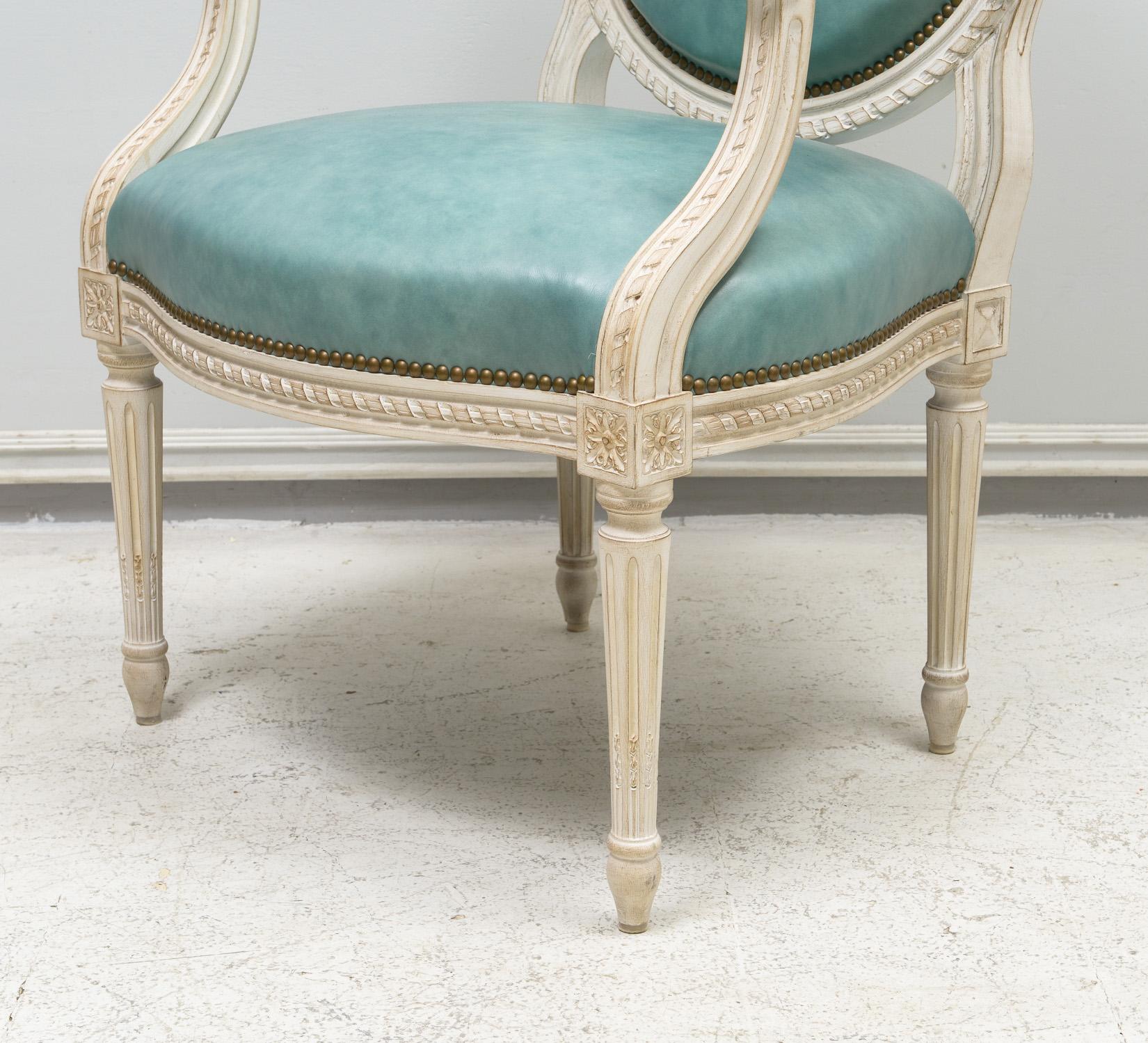 Satz von acht bemalten Esszimmerstühlen im Louis XVI-Stil (Leder) im Angebot