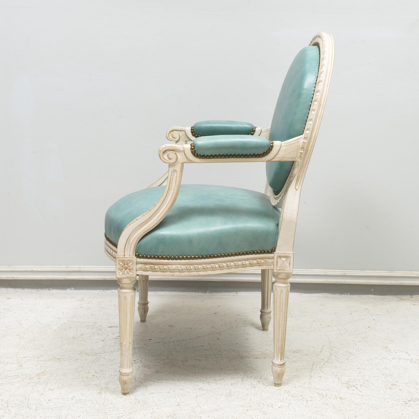 Satz von acht bemalten Esszimmerstühlen im Louis XVI-Stil im Angebot 1