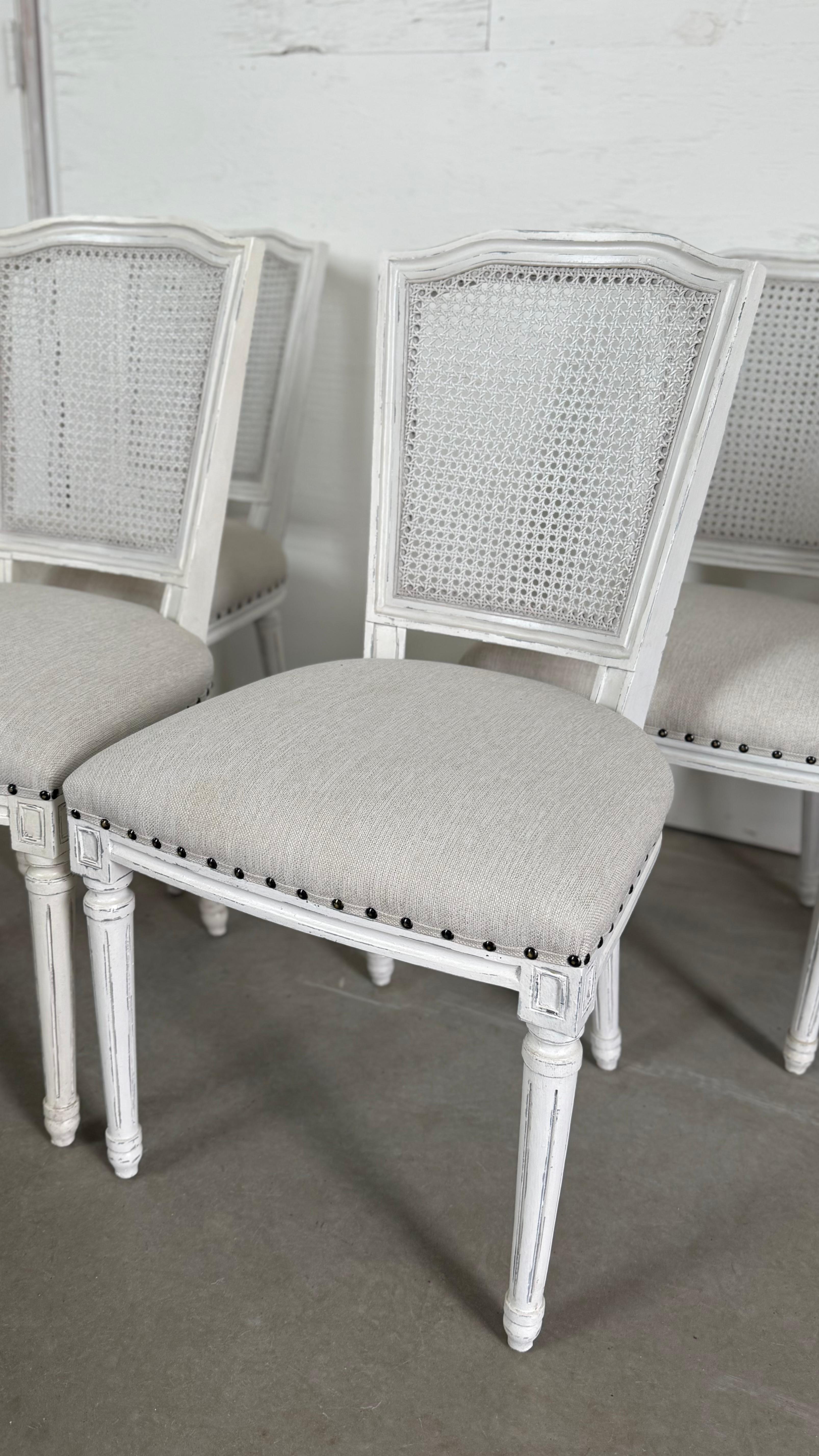 Américain Ensemble de 8 chaises de salle à manger de style Louis XVI à dossier canné blanc en vente