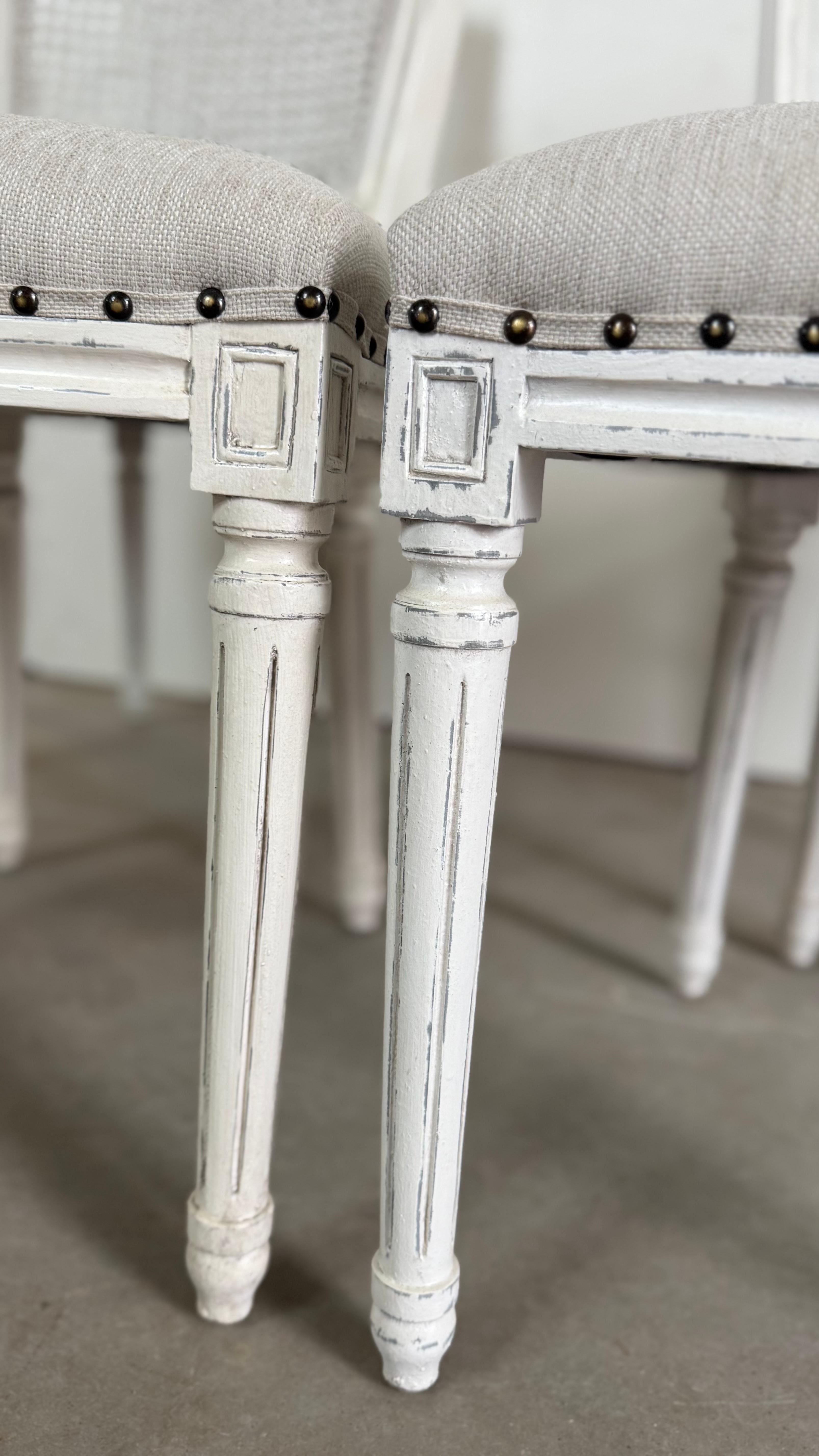 Peint Ensemble de 8 chaises de salle à manger de style Louis XVI à dossier canné blanc en vente