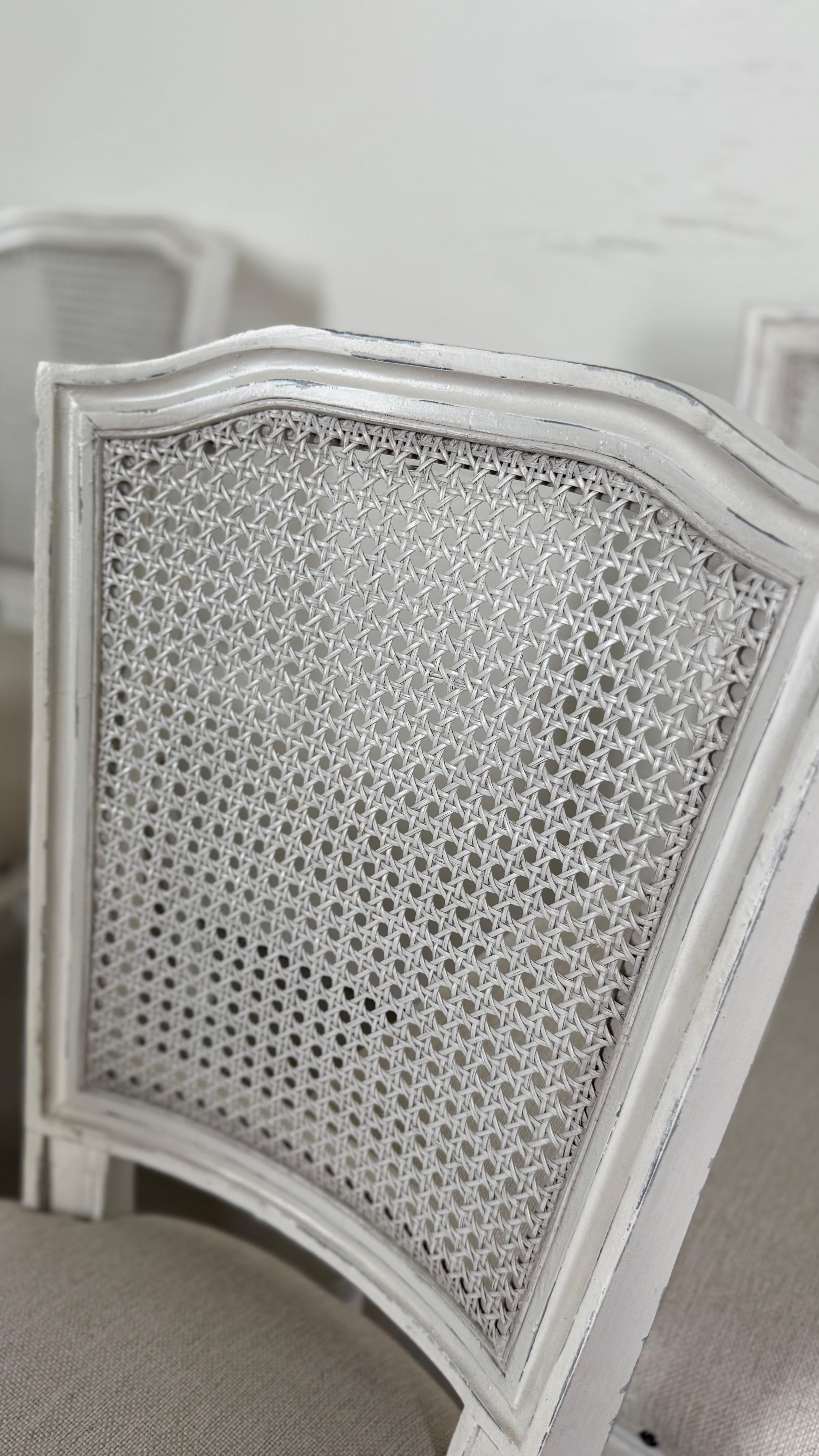 Ensemble de 8 chaises de salle à manger de style Louis XVI à dossier canné blanc Excellent état - En vente à Atlanta, GA