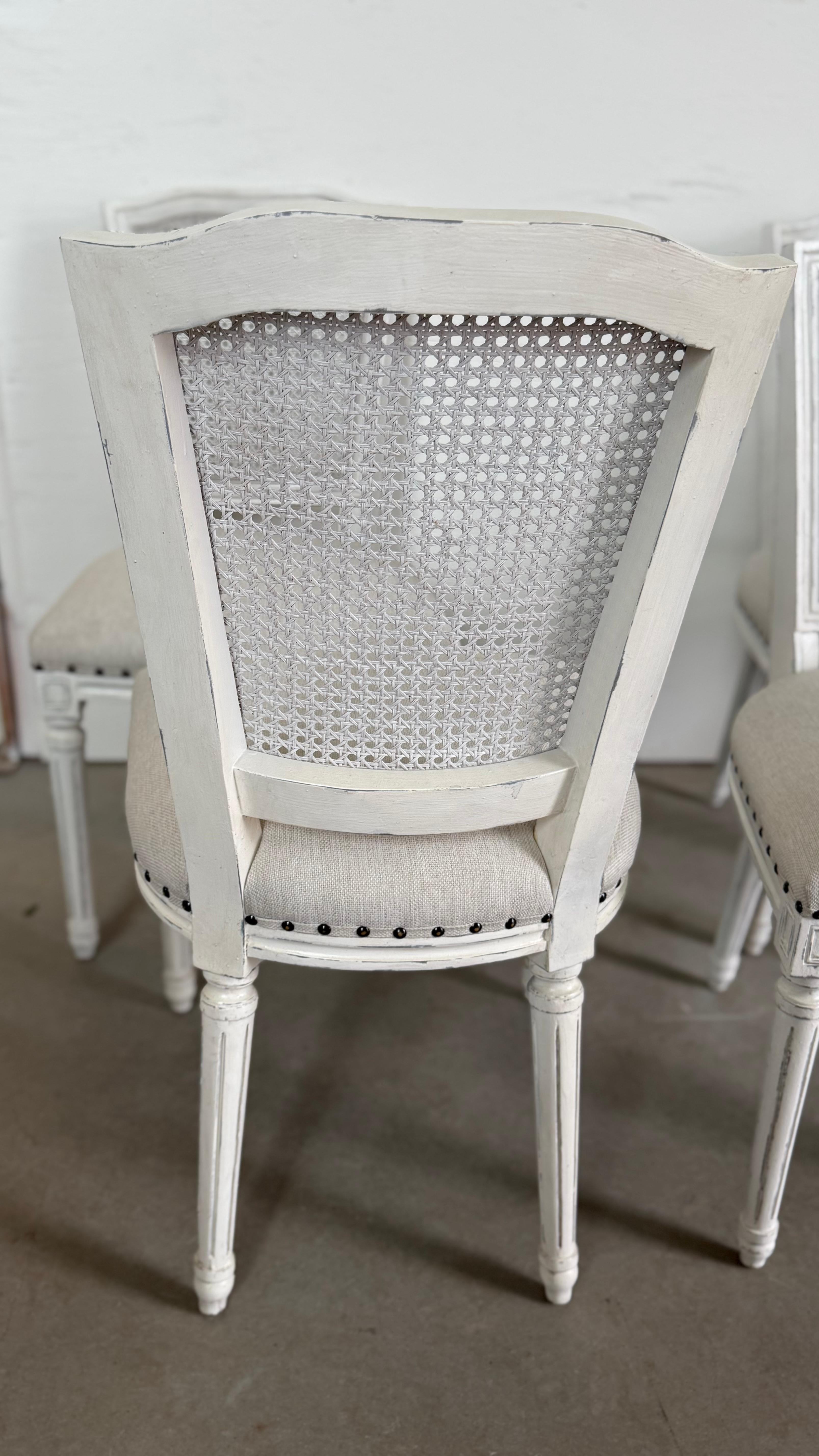 Canne Ensemble de 8 chaises de salle à manger de style Louis XVI à dossier canné blanc en vente