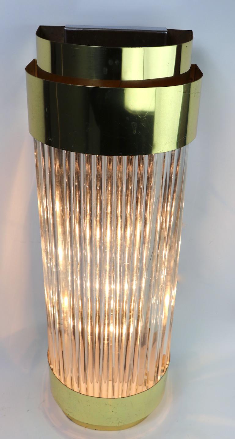 20ième siècle Ensemble de 8 appliques en lucite et laiton de Catskill NY Resort Kutsher's en vente