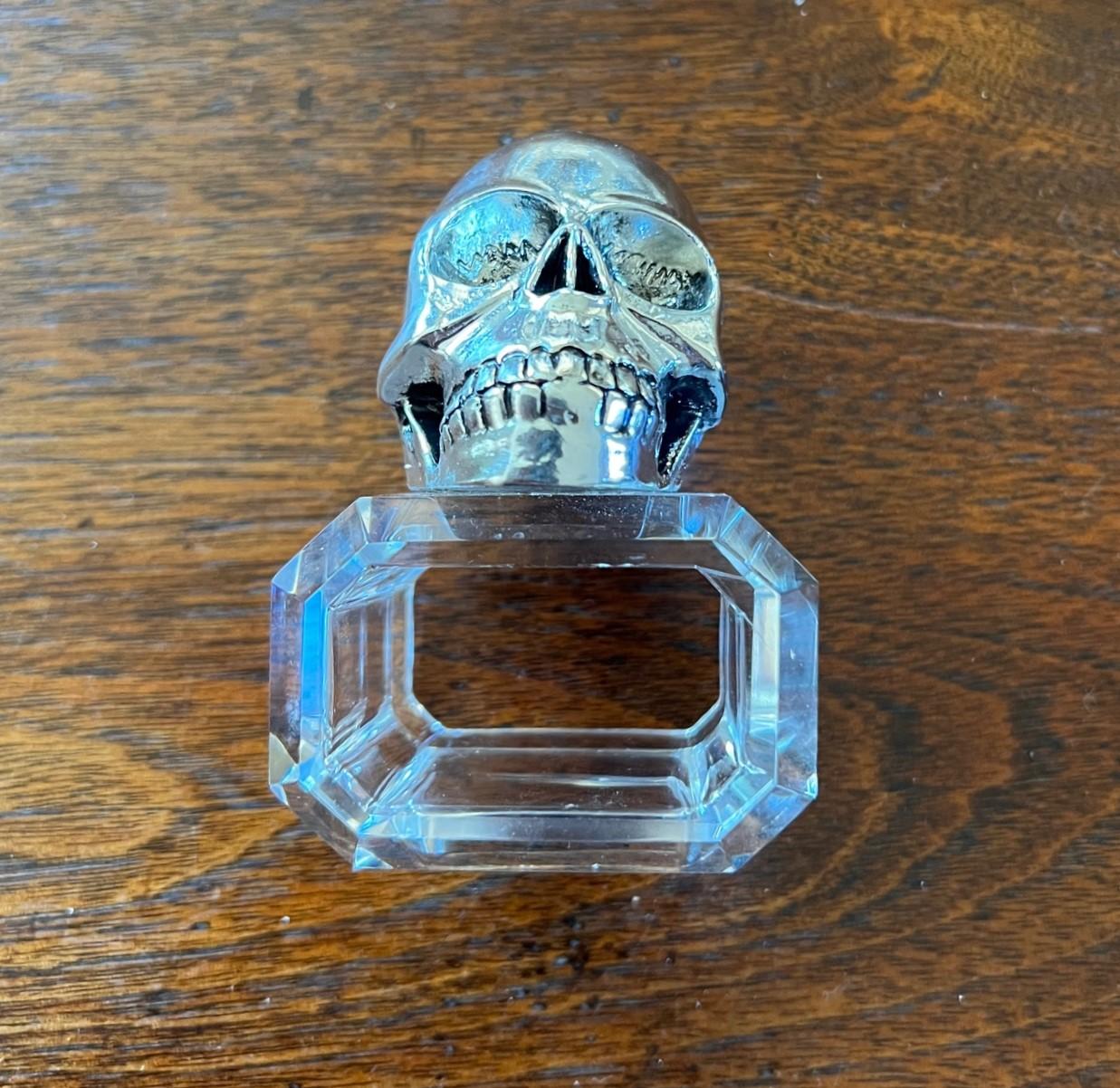 20th Century Set of 8 Lucite and Molded Skull Head Napkin Rings For Sale
