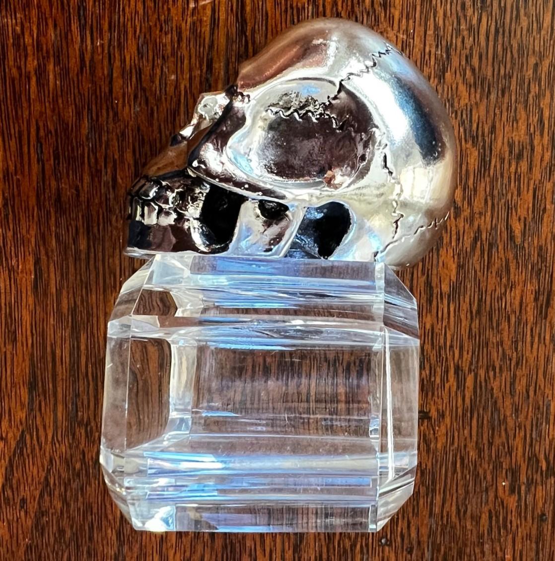 Set of 8 Lucite and Molded Skull Head Napkin Rings For Sale 1