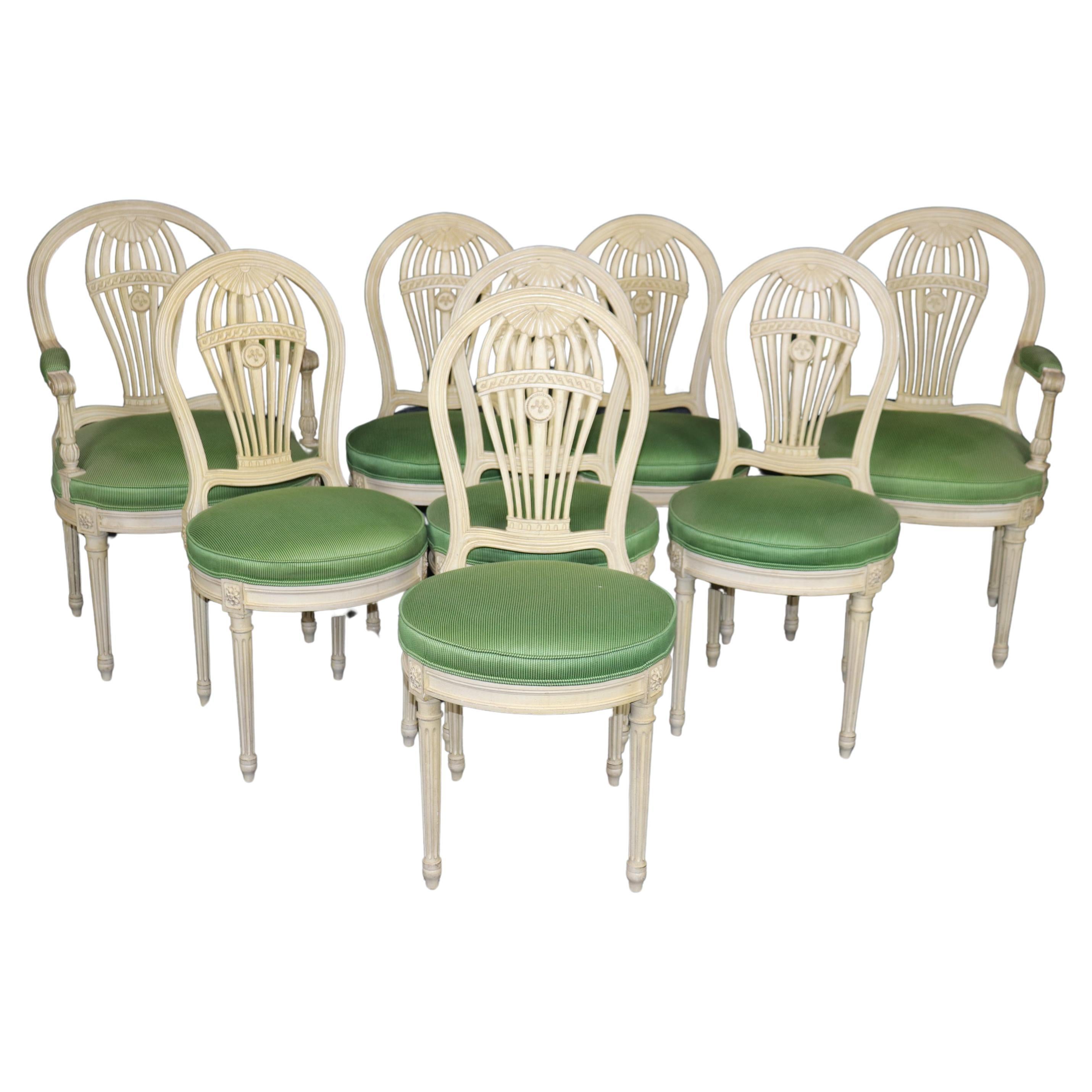 Ensemble de 8 magnifiques chaises de salle à manger peintes à dossier en forme de ballon attribuées à la Maison Jansen