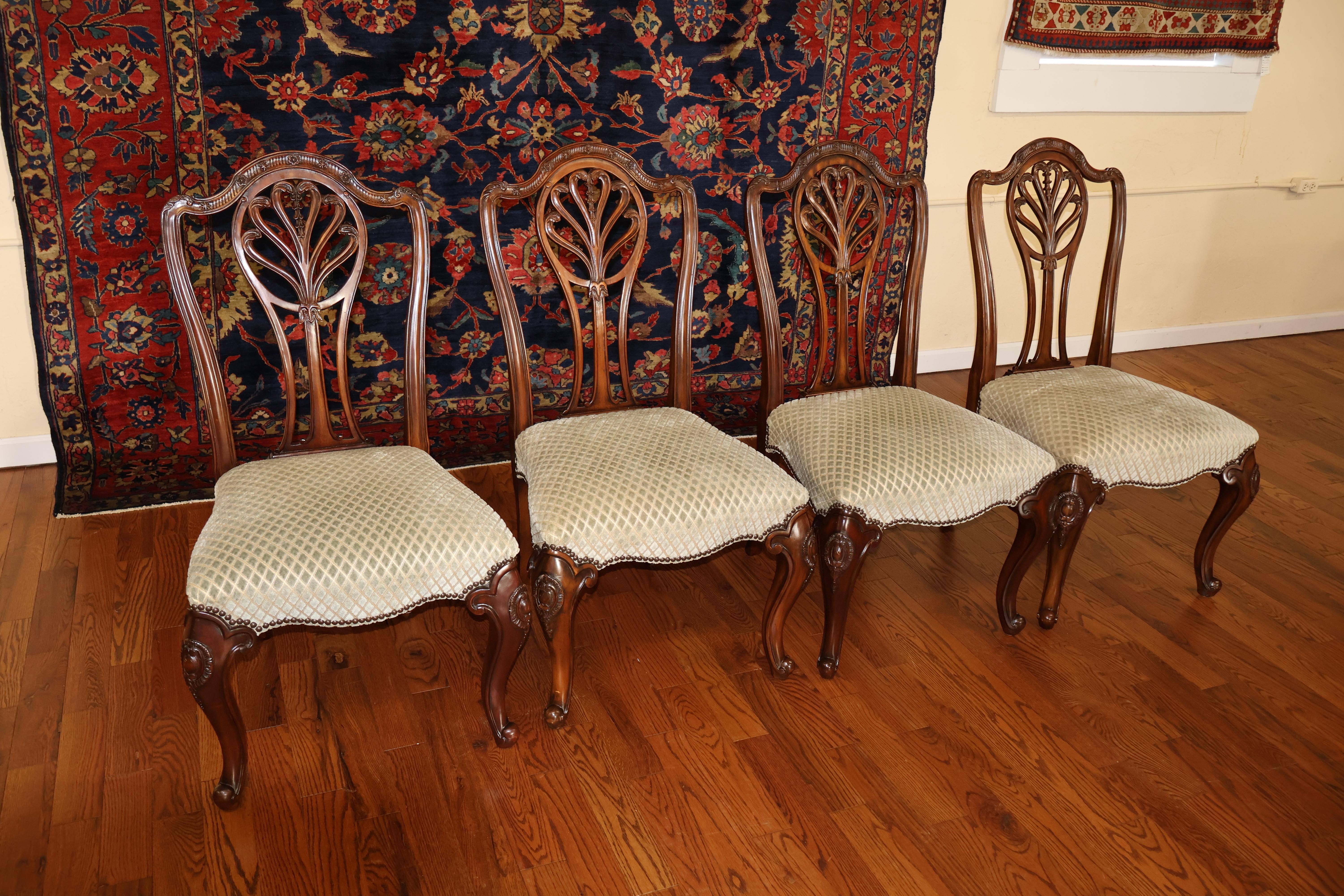 Ensemble de 8 chaises de salle à manger de style George III en acajou sculpté Probablement Maitland Smith en vente 4