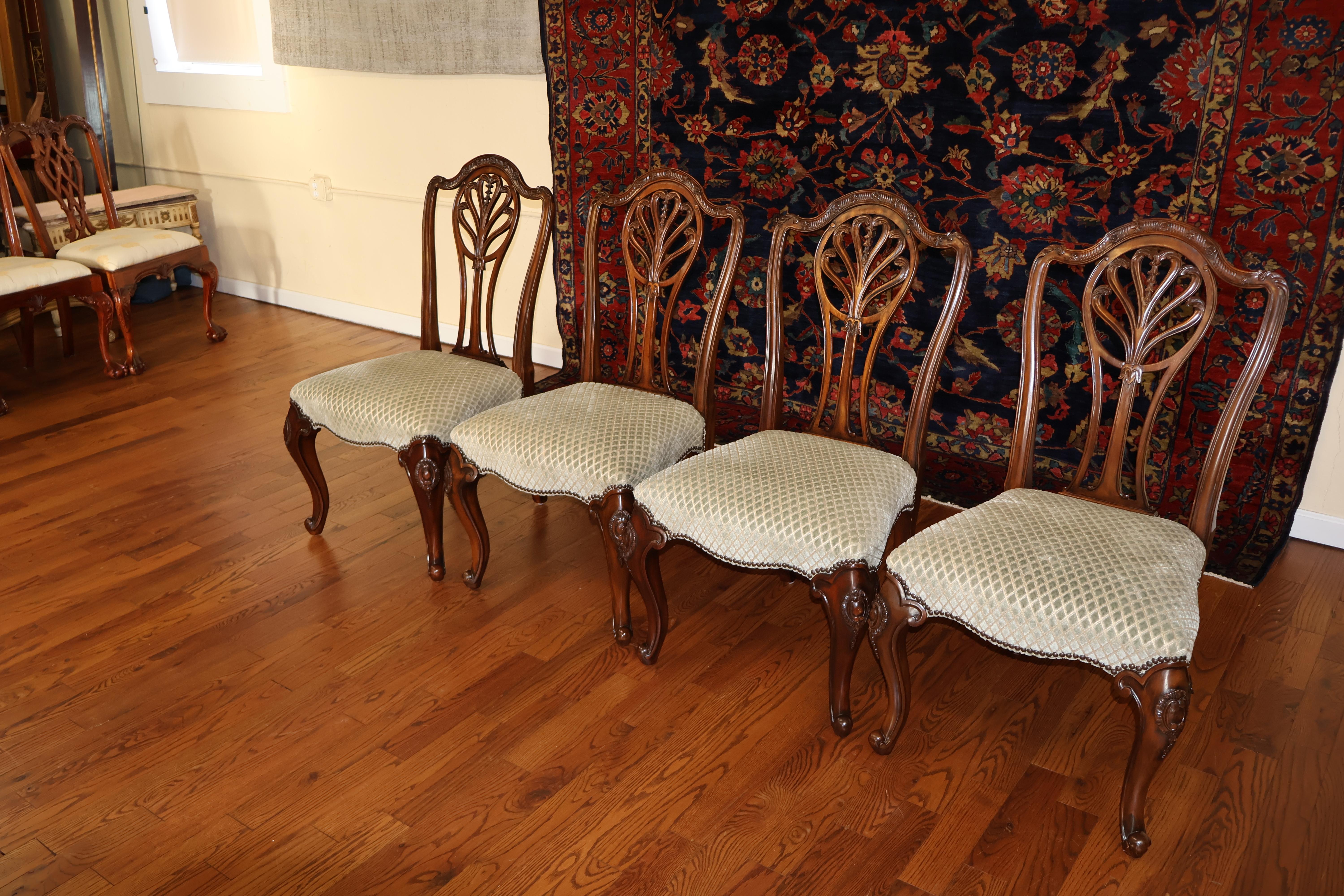 Ensemble de 8 chaises de salle à manger de style George III en acajou sculpté Probablement Maitland Smith en vente 5