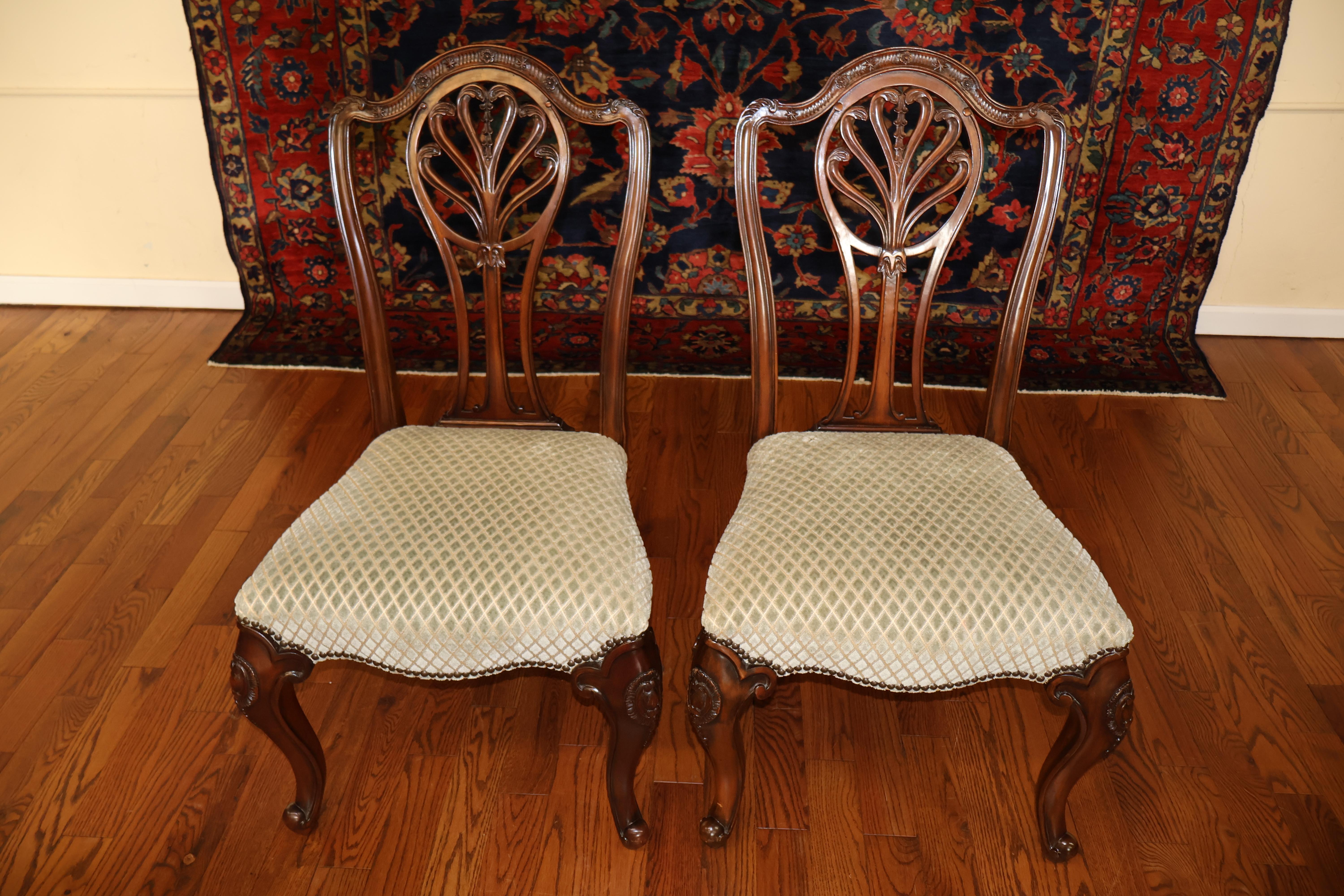 Ensemble de 8 chaises de salle à manger de style George III en acajou sculpté Probablement Maitland Smith en vente 7