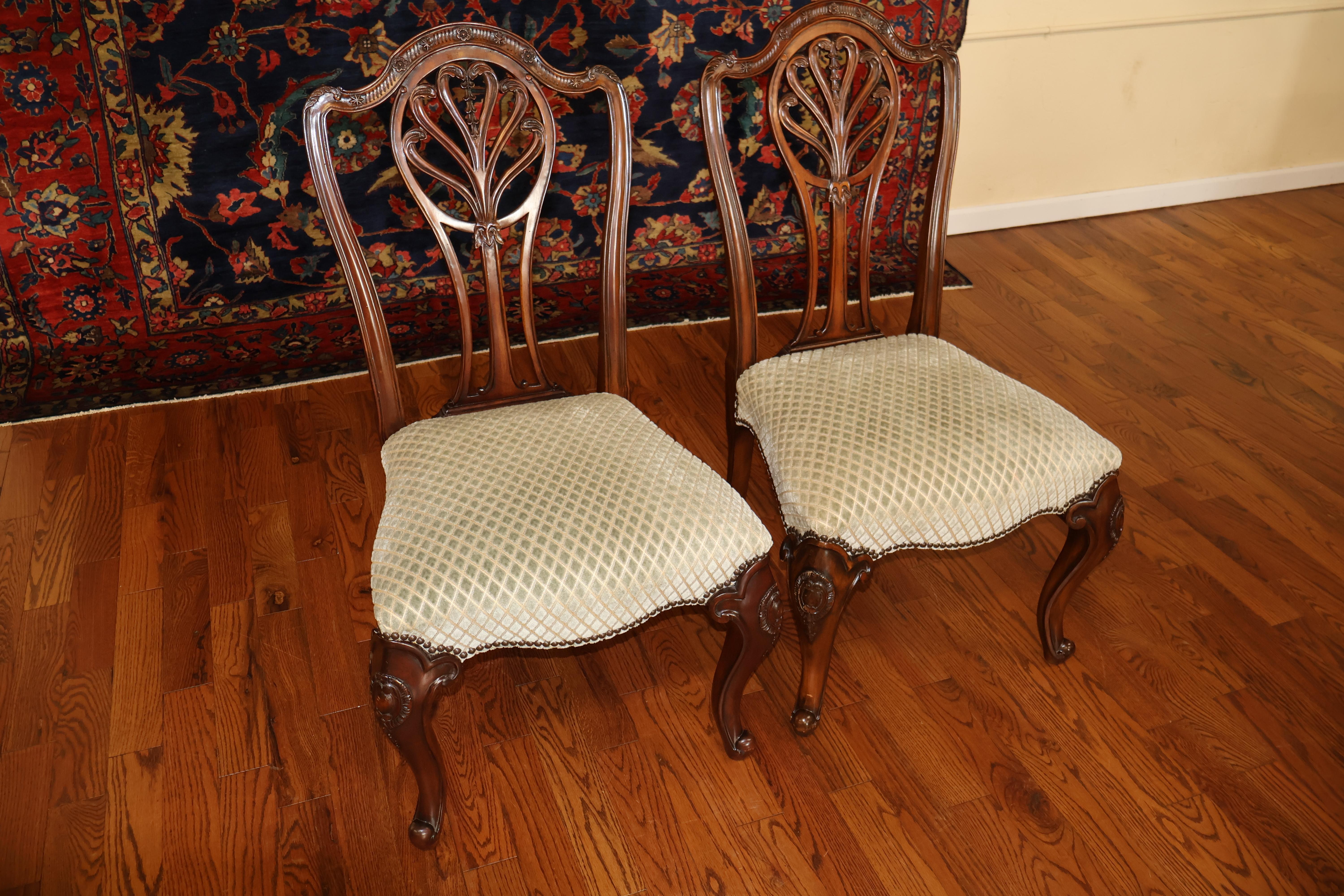 Ensemble de 8 chaises de salle à manger de style George III en acajou sculpté Probablement Maitland Smith en vente 8