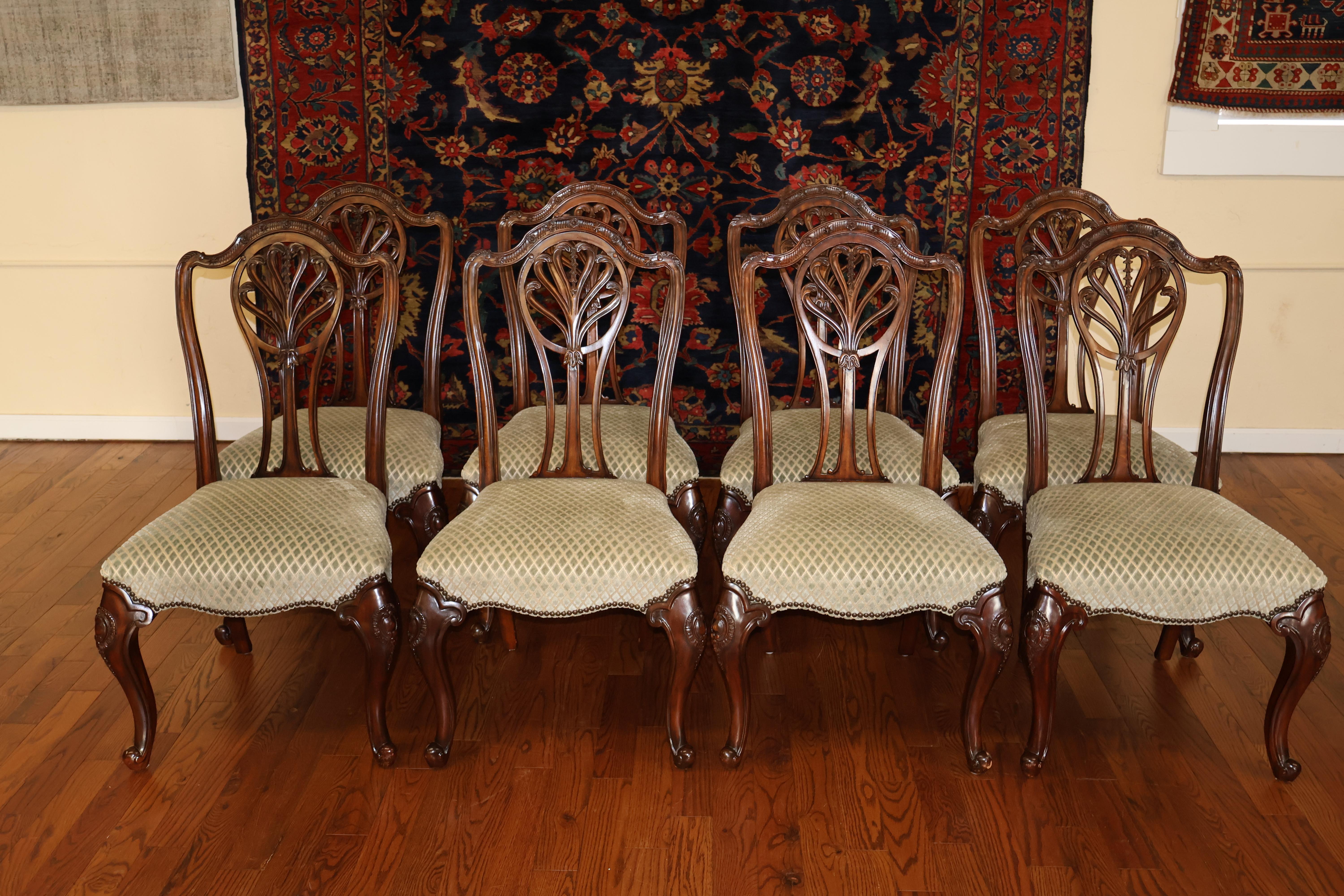 Philippin Ensemble de 8 chaises de salle à manger de style George III en acajou sculpté Probablement Maitland Smith en vente