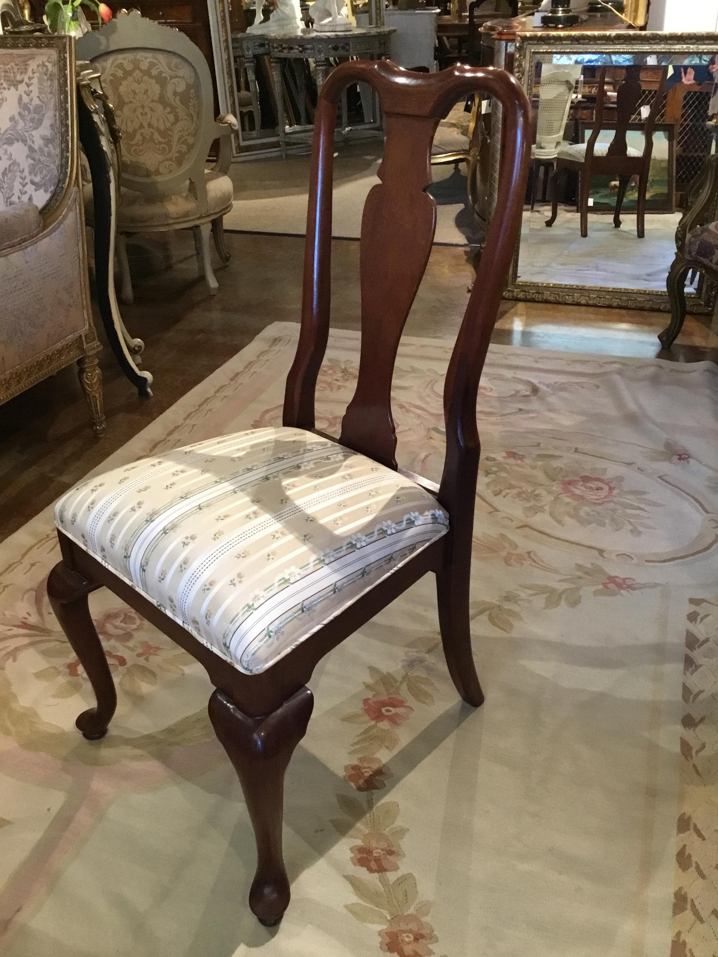 Lovely set of 8 mahogany Queen Anne style dining chairs with beautiful
Upholstered seats! This set consists of 6 side chairs and 2 armchairs
They are in beautiful condition without any structural problems and the
Finish is without scratches or