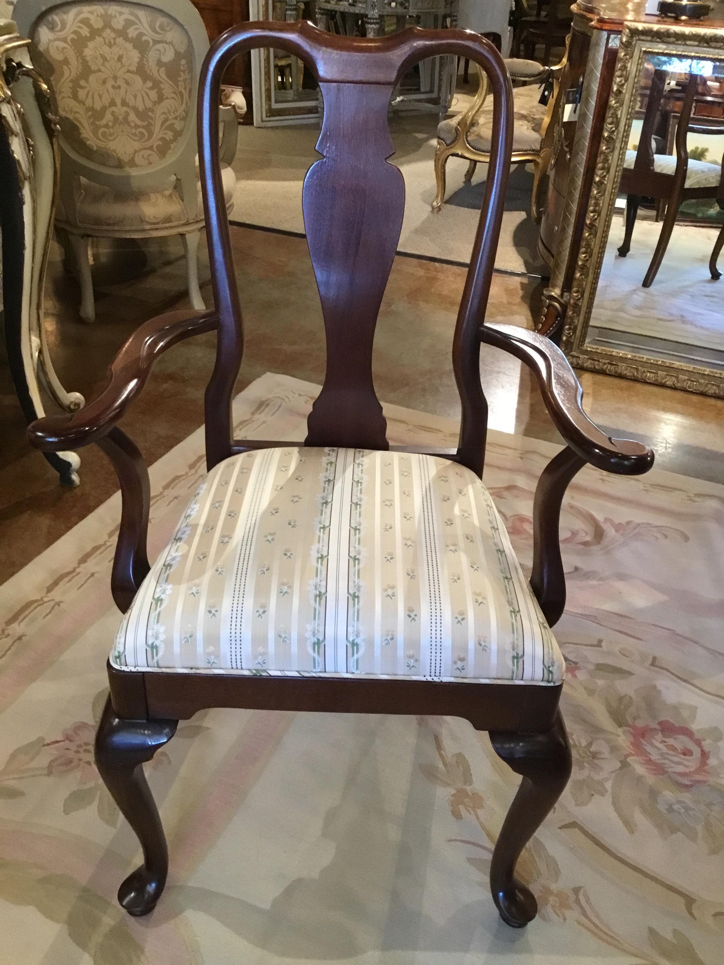 Satz von 8 Mahagoni-Esszimmerstühlen im Queen Anne-Stil mit gepolsterten Sitzen im Zustand „Hervorragend“ im Angebot in Houston, TX