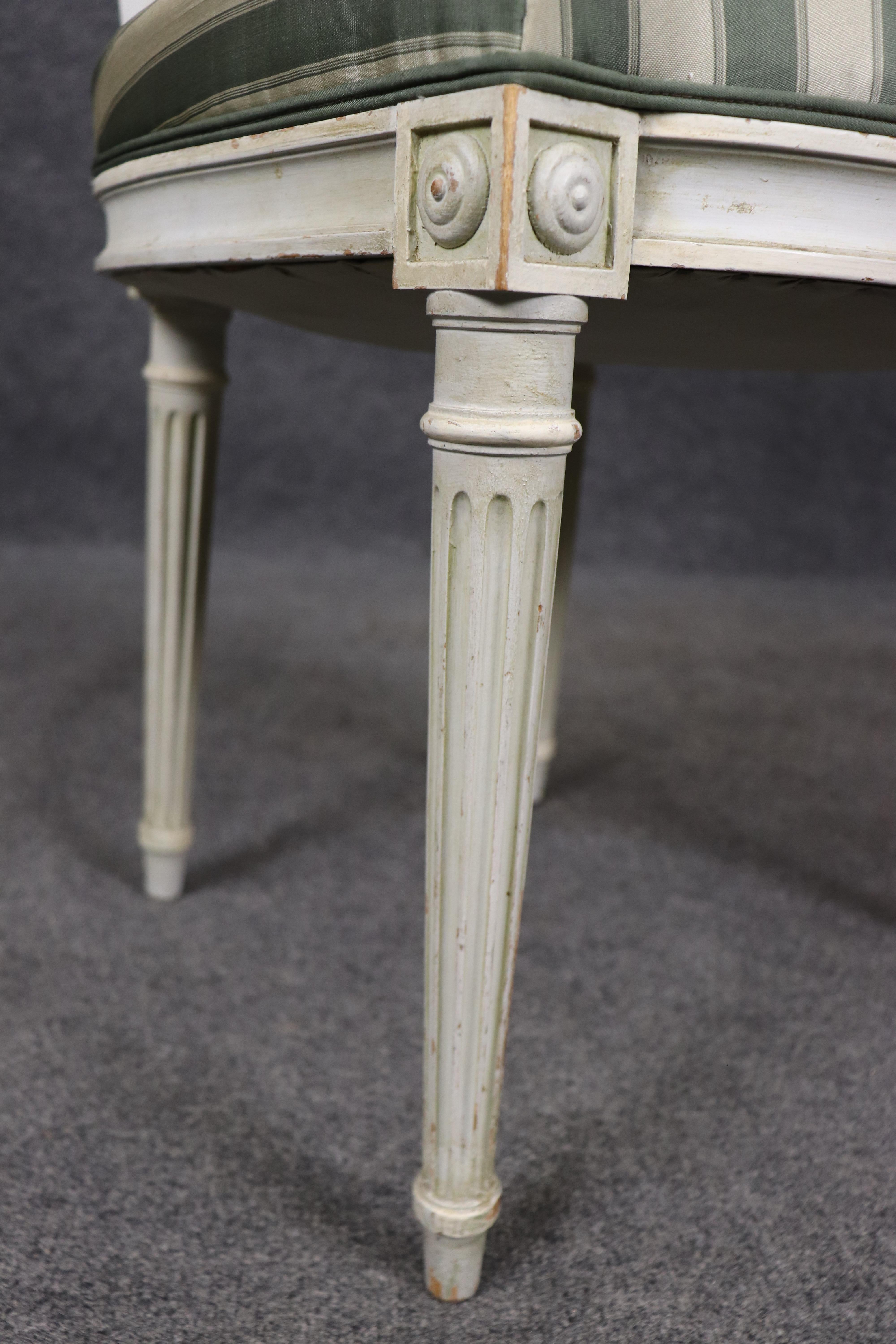 Ensemble de 8 chaises de salle à manger Louis XVI à dossier trapézoïdal décorées de peinture Maison Jansen en vente 3
