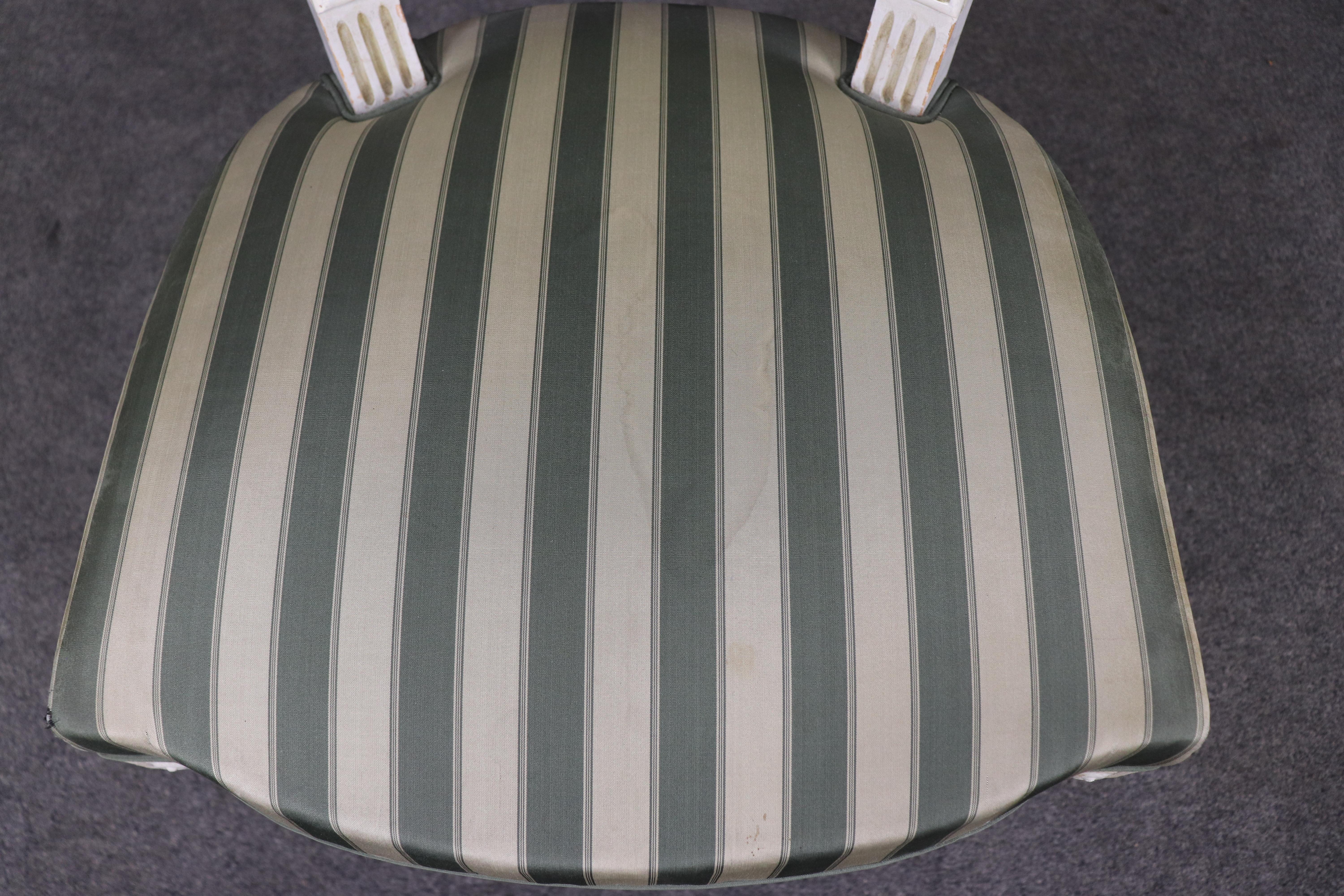 Ensemble de 8 chaises de salle à manger Louis XVI à dossier trapézoïdal décorées de peinture Maison Jansen en vente 6