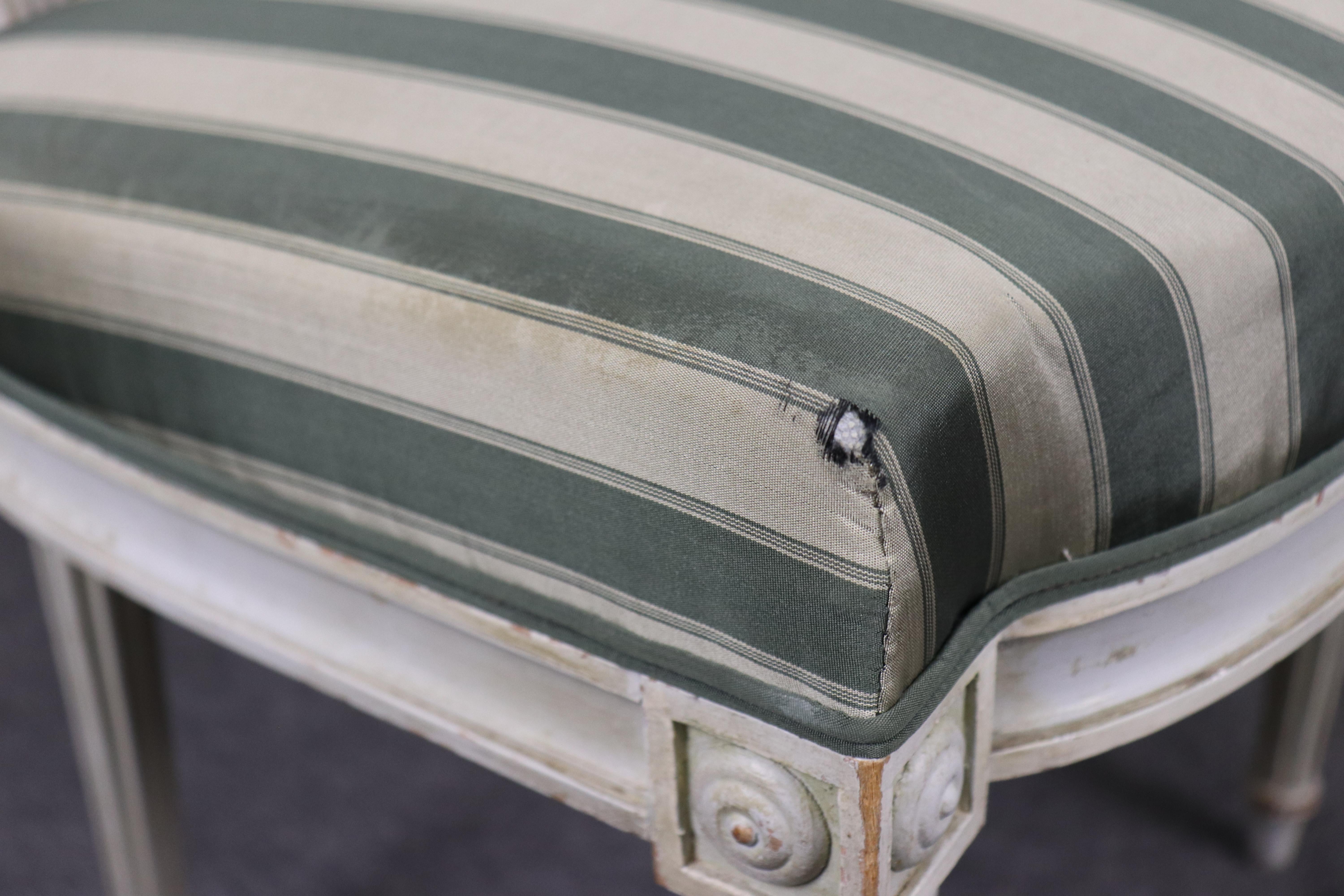 Ensemble de 8 chaises de salle à manger Louis XVI à dossier trapézoïdal décorées de peinture Maison Jansen en vente 8