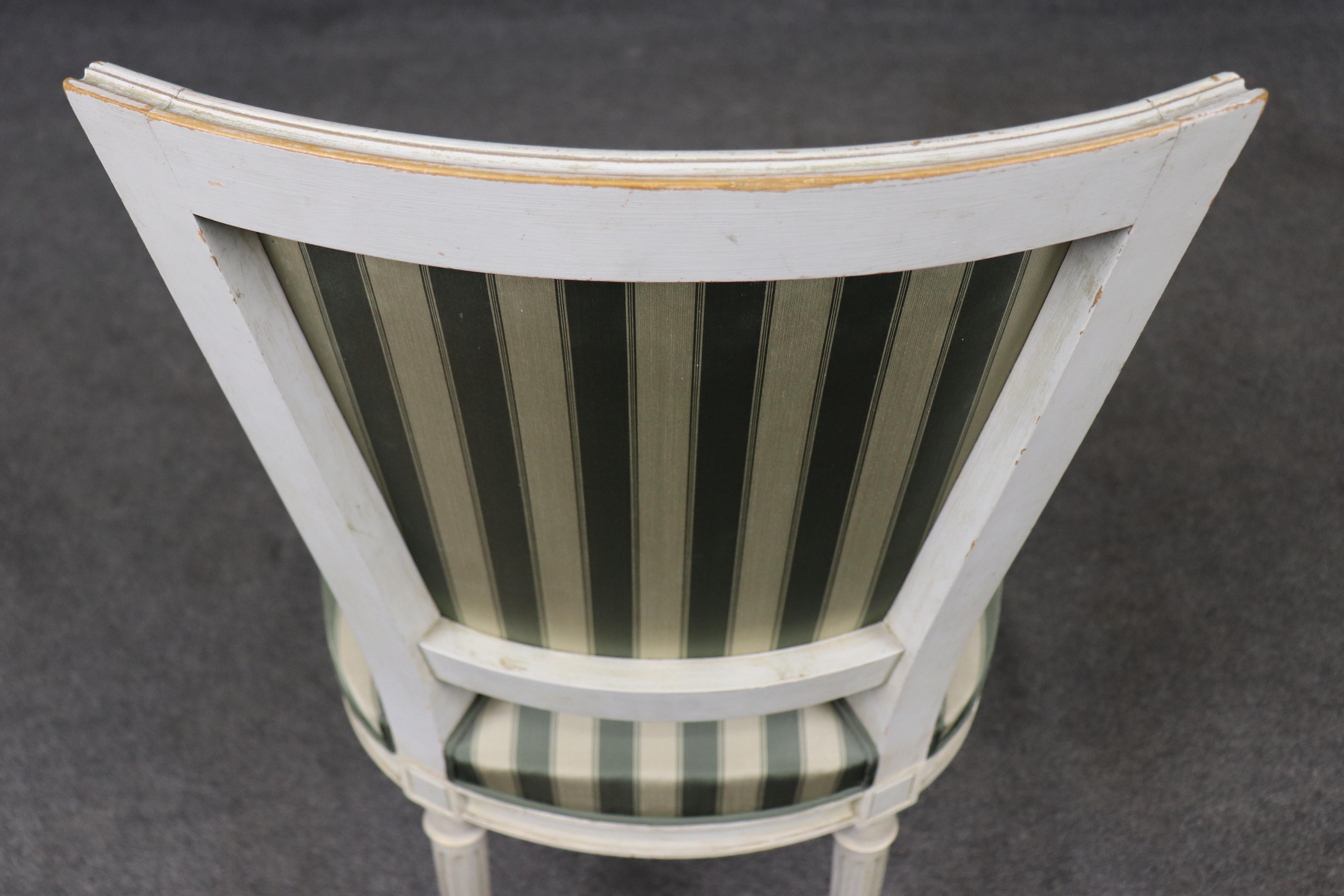 Ensemble de 8 chaises de salle à manger Louis XVI à dossier trapézoïdal décorées de peinture Maison Jansen en vente 9