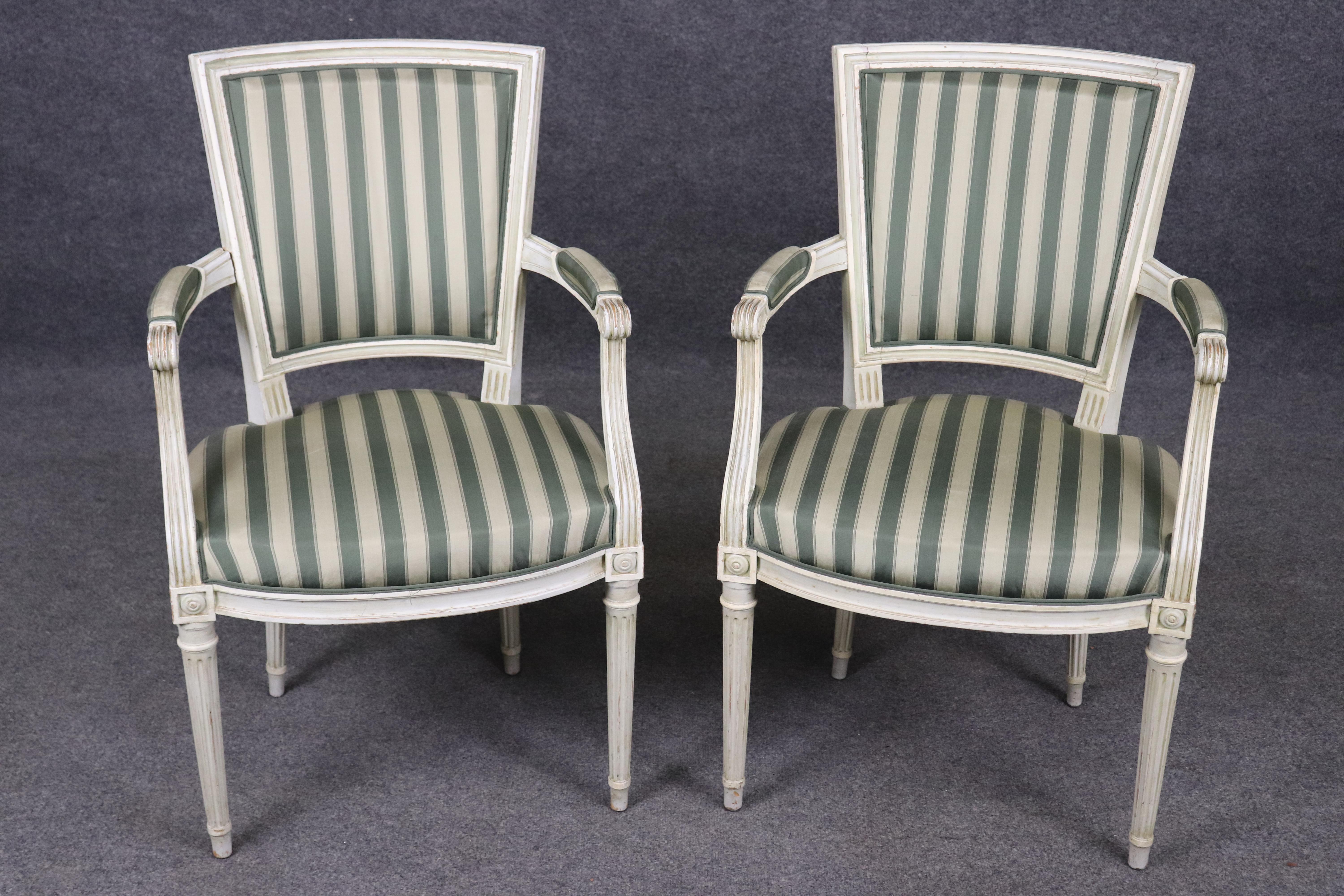 Il s'agit d'un rare et magnifique ensemble de 8 chaises de salle à manger de la Maison Maison, peintes en gris et à la finition vieillie. Ils ont un dossier trapézoïdal classique et une magnifique tapisserie récente (que nous croyons être de la