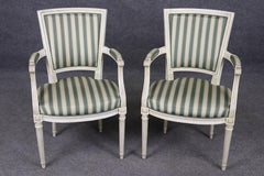 Set di 8 sedie da pranzo con schienale trapezoidale Luigi XVI decorate con vernice della Maison Jansen