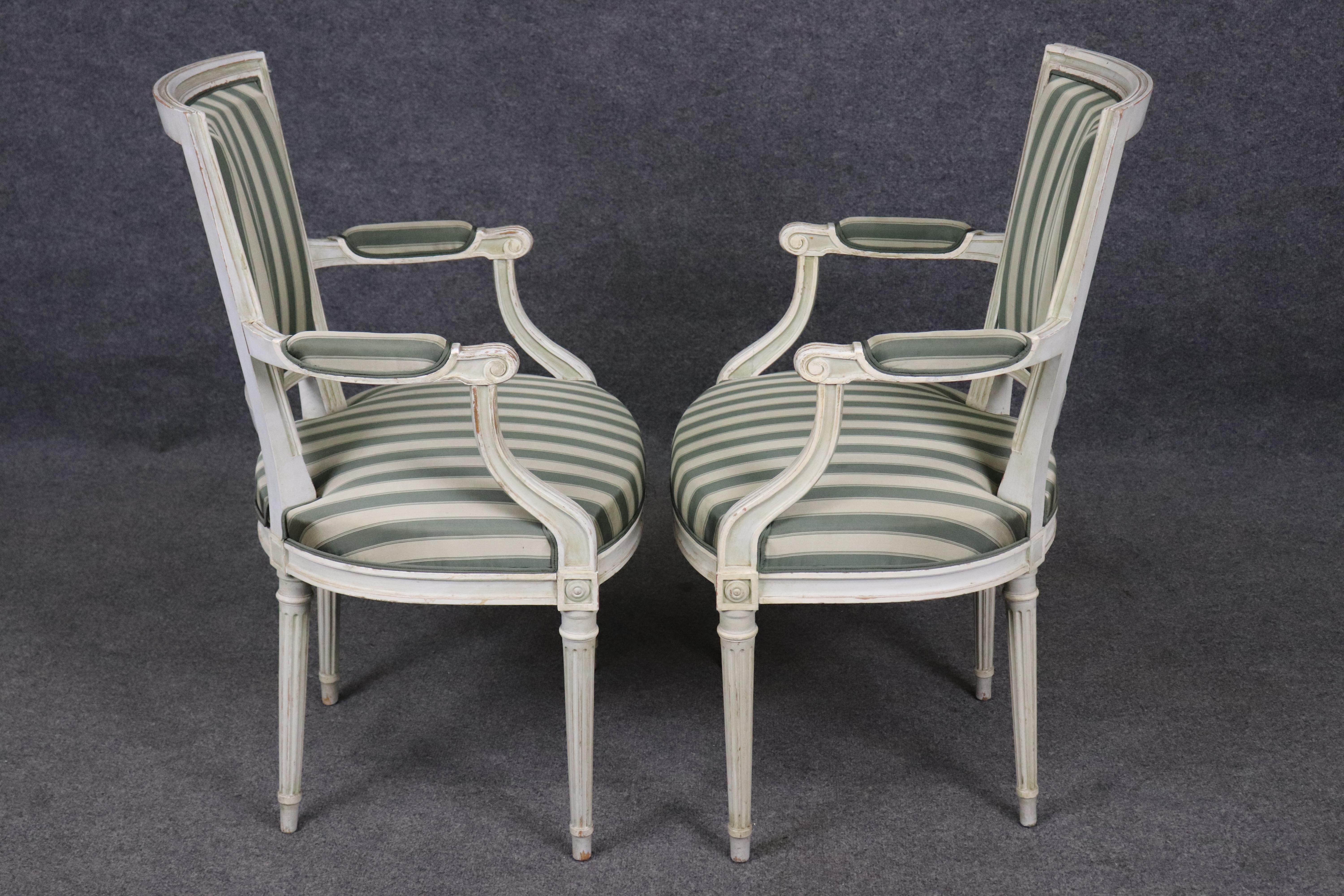 Directoire Ensemble de 8 chaises de salle à manger Louis XVI à dossier trapézoïdal décorées de peinture Maison Jansen en vente