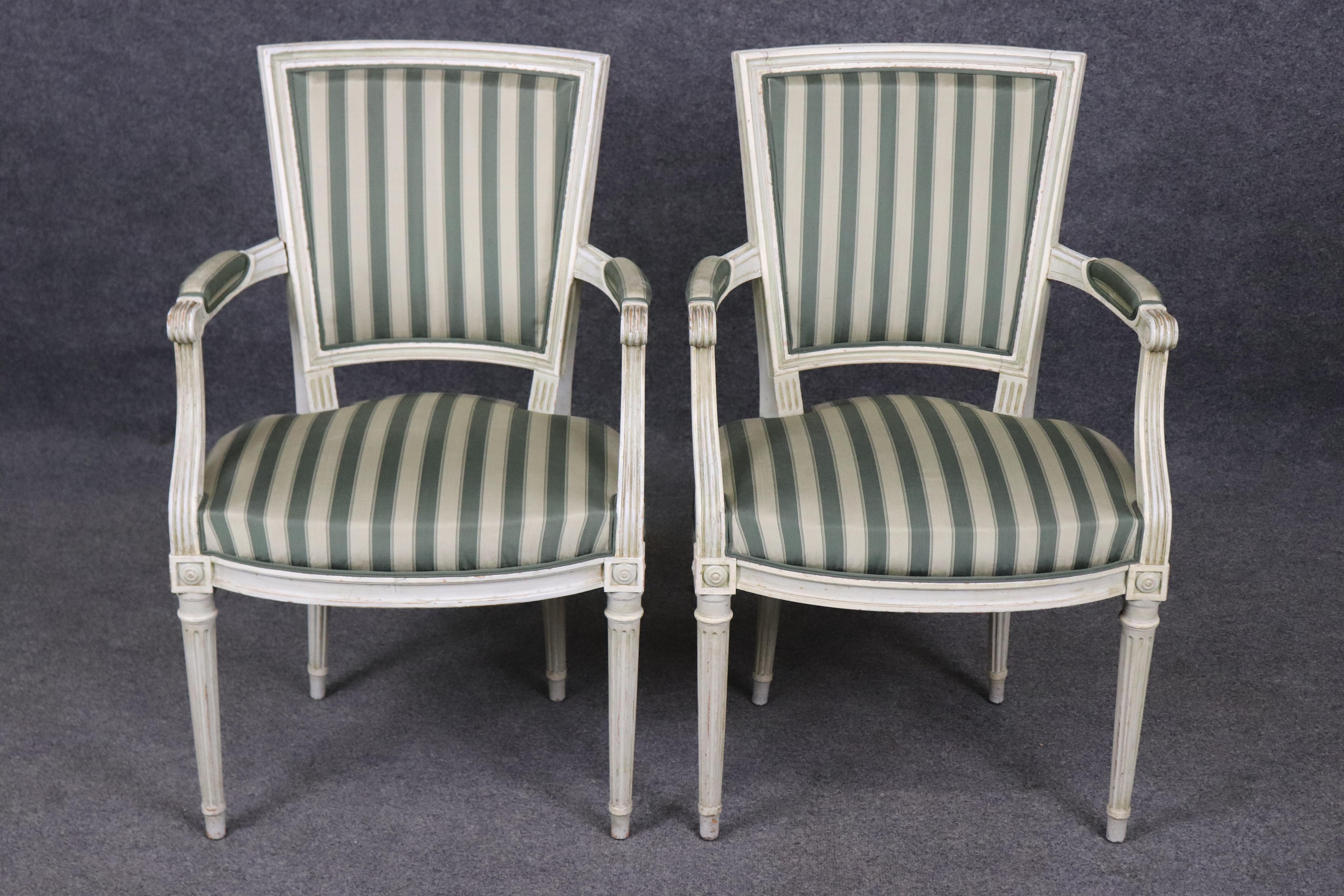 Français Ensemble de 8 chaises de salle à manger Louis XVI à dossier trapézoïdal décorées de peinture Maison Jansen en vente