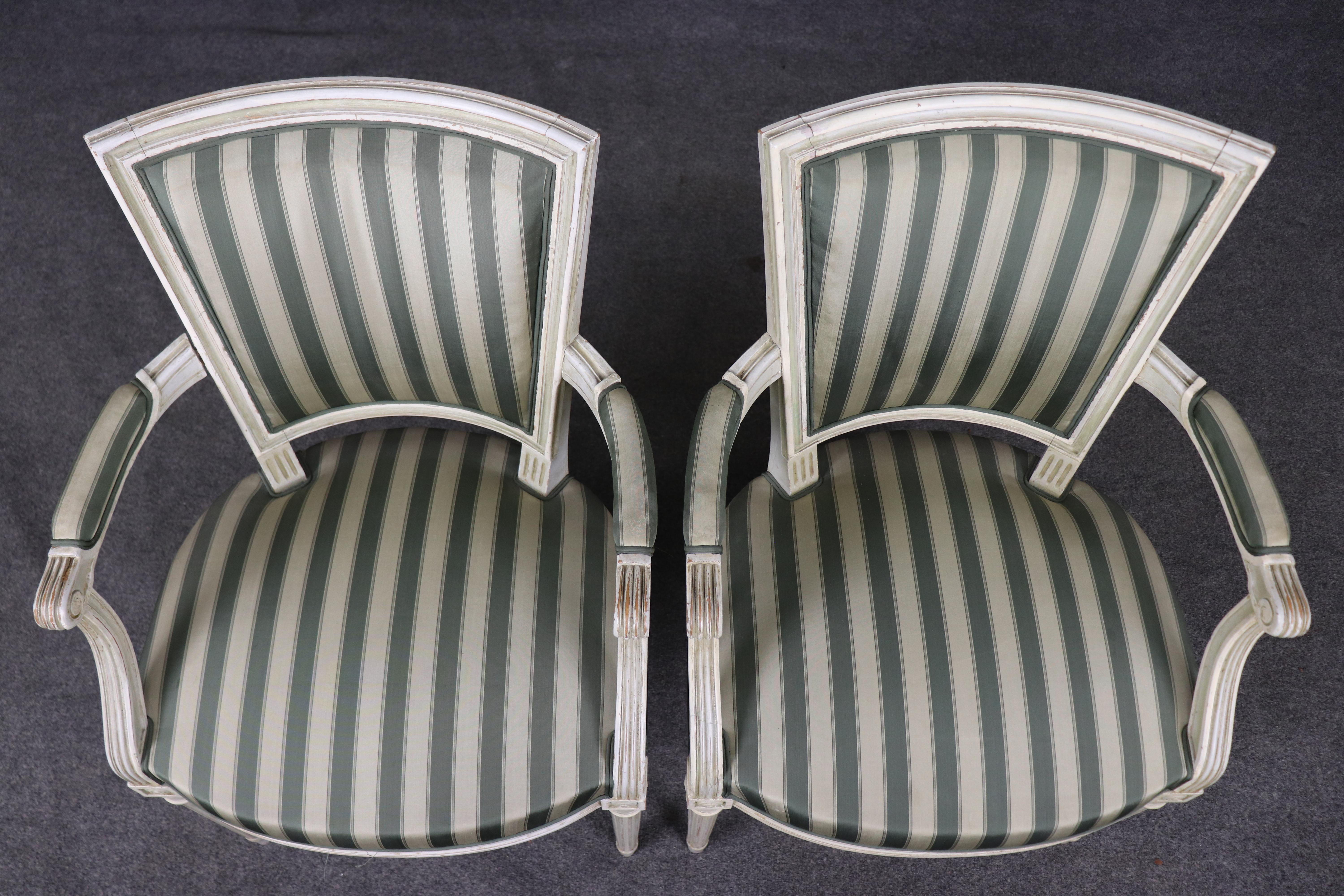 Noyer Ensemble de 8 chaises de salle à manger Louis XVI à dossier trapézoïdal décorées de peinture Maison Jansen en vente