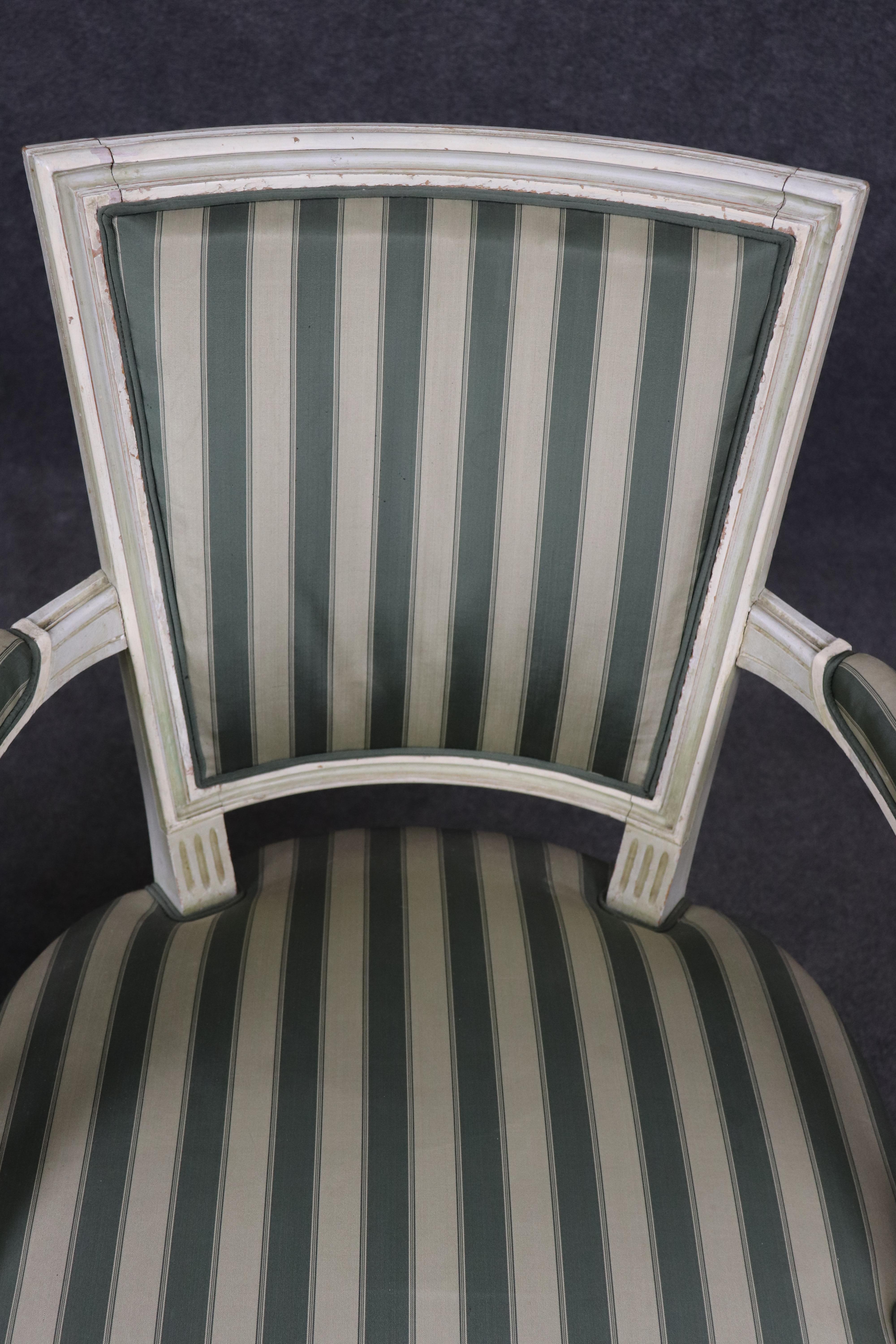 Ensemble de 8 chaises de salle à manger Louis XVI à dossier trapézoïdal décorées de peinture Maison Jansen en vente 1