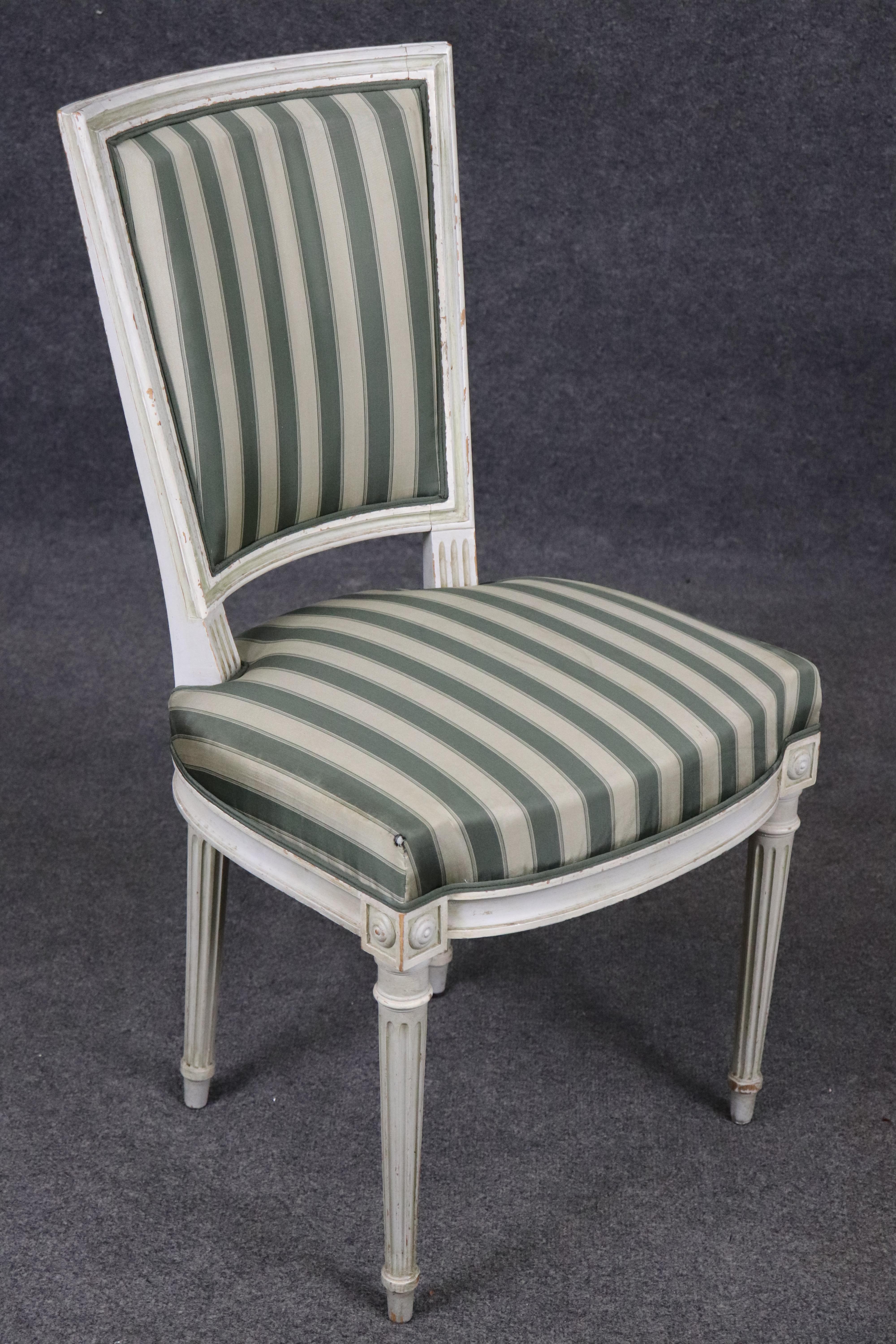 Ensemble de 8 chaises de salle à manger Louis XVI à dossier trapézoïdal décorées de peinture Maison Jansen en vente 2