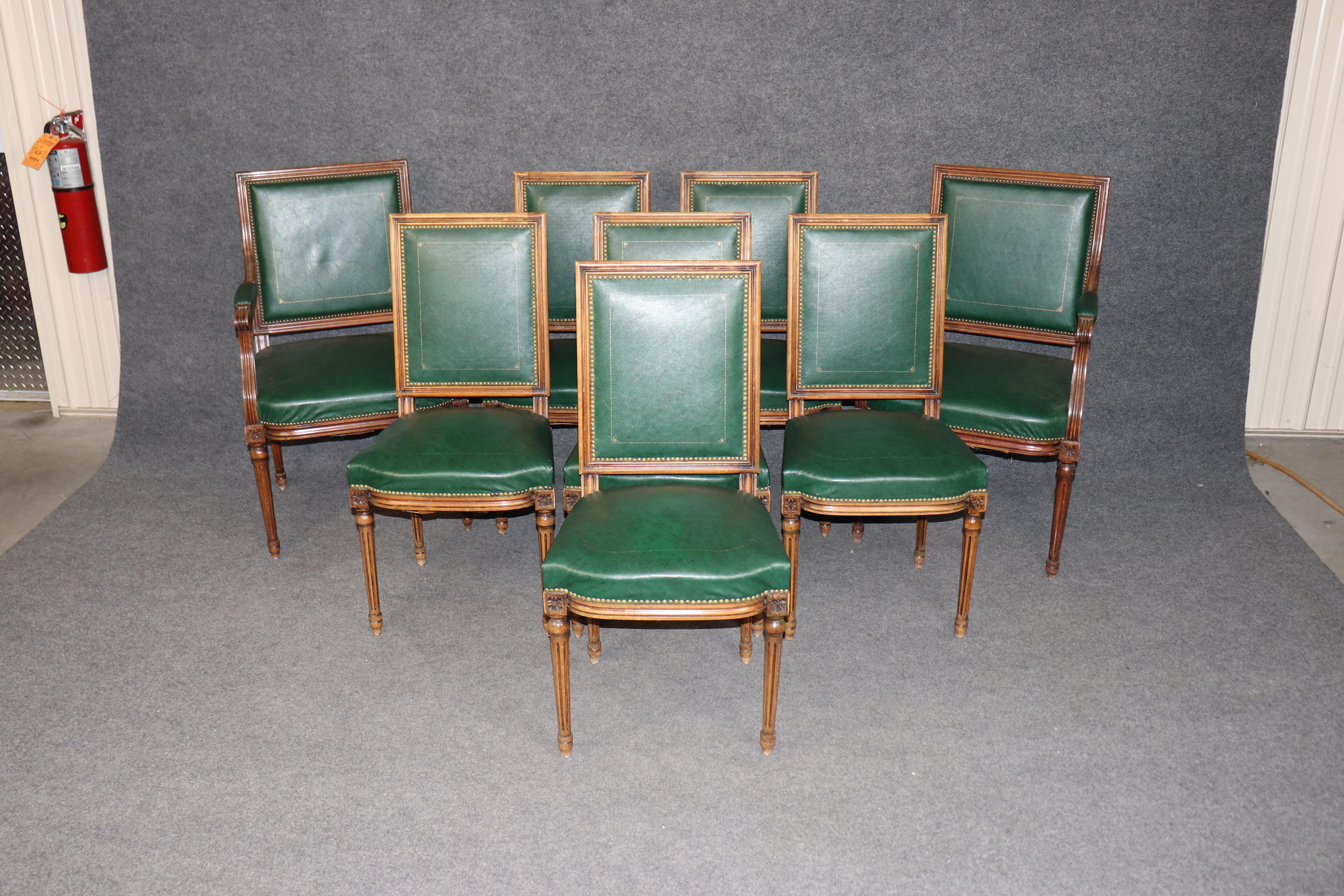 Werten Sie Ihren Essbereich mit diesem exquisiten Satz von acht französischen Esszimmerstühlen im Louis XVI/Directoire-Stil auf, die in der anspruchsvollen Tradition von Maison Jansen gefertigt wurden. In einem warmen, handgeschliffenen Nussbaumton