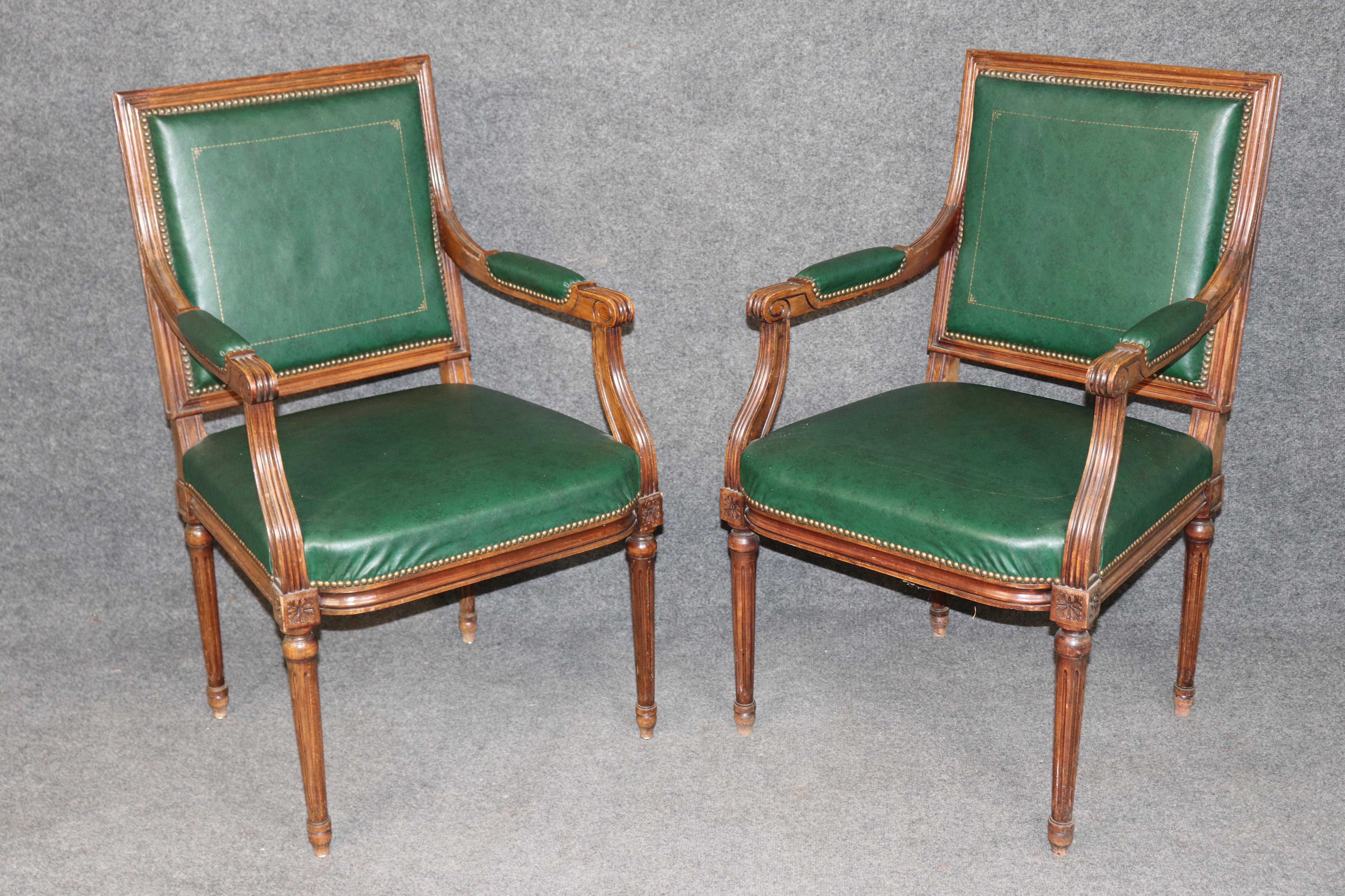 Satz von 8 Maison Jansen Stil Französisch Louis XVI Esszimmerstühle CIRCA 1950er Jahre (Directoire) im Angebot