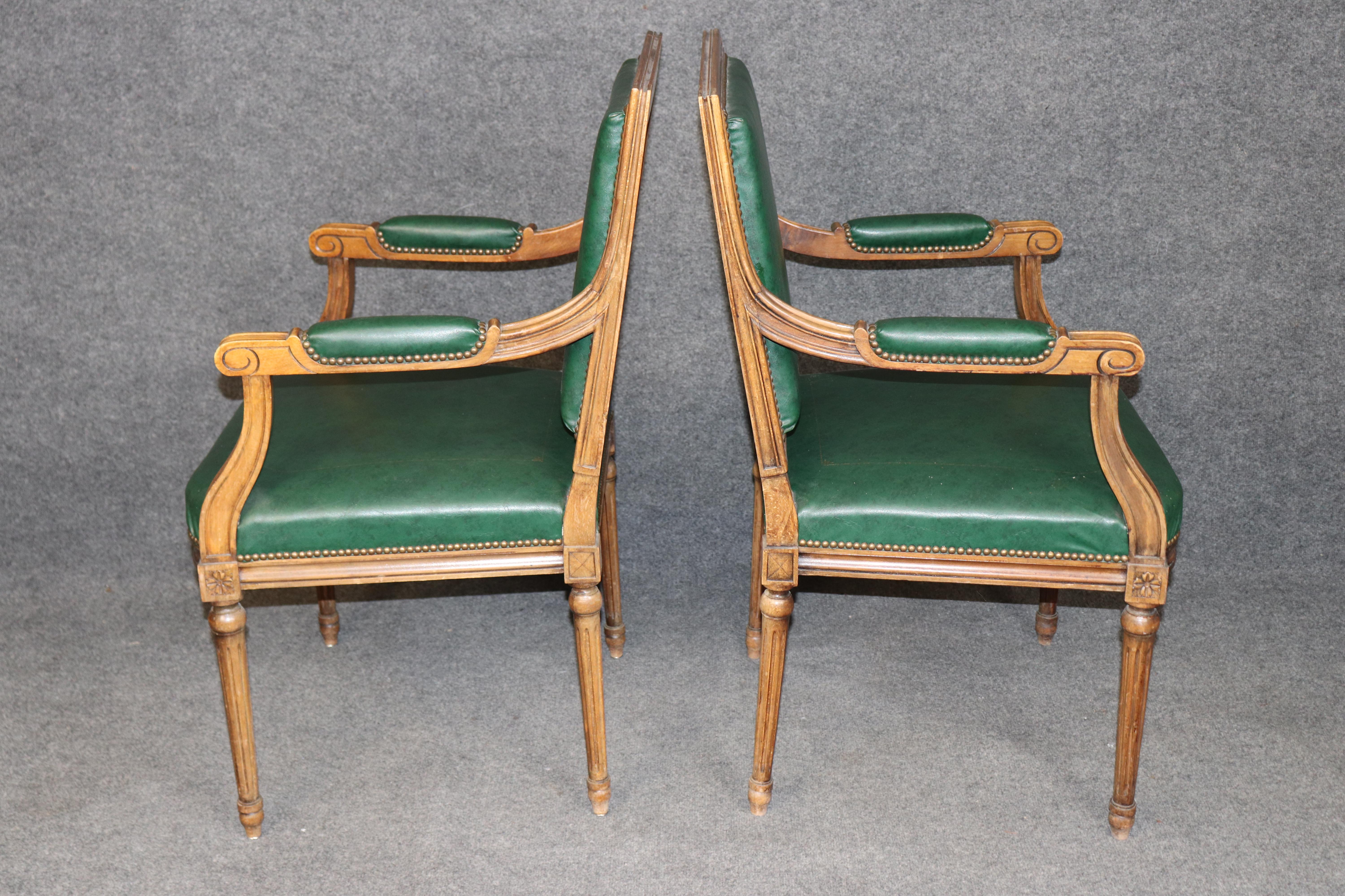 Satz von 8 Maison Jansen Stil Französisch Louis XVI Esszimmerstühle CIRCA 1950er Jahre (Mitte des 20. Jahrhunderts) im Angebot