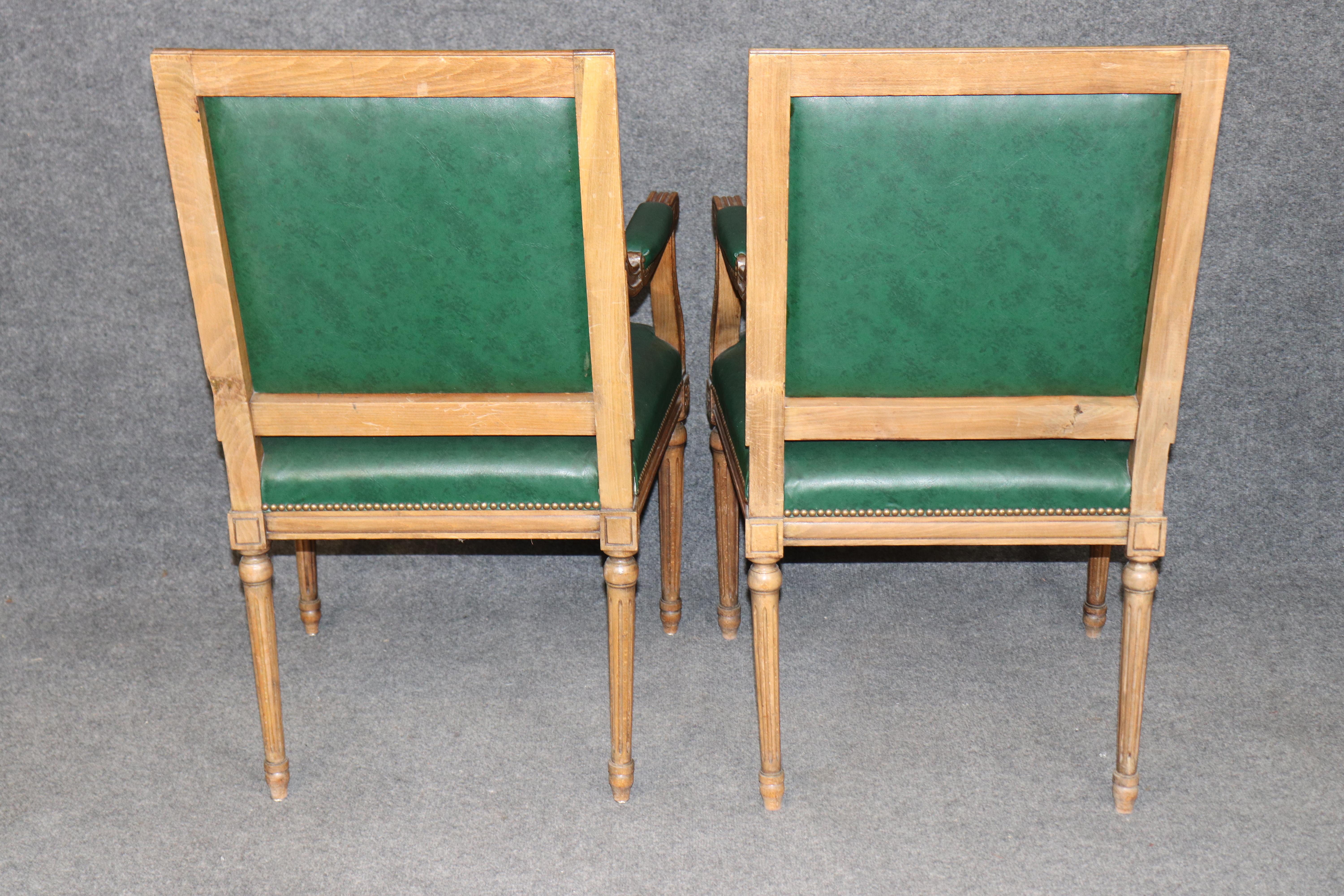 Satz von 8 Maison Jansen Stil Französisch Louis XVI Esszimmerstühle CIRCA 1950er Jahre (Kunstleder) im Angebot