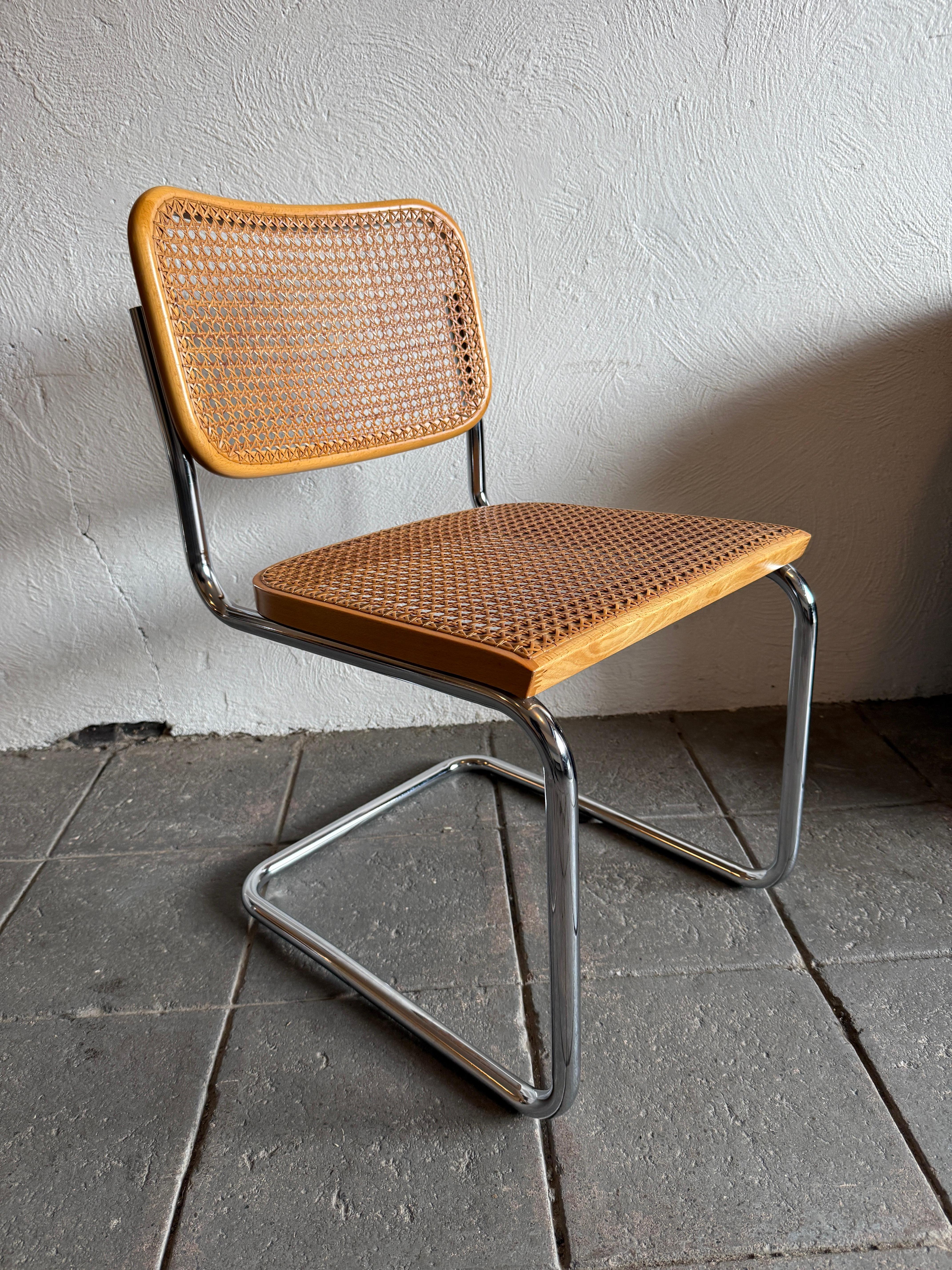 Assolutamente stupendo set originale d'epoca di 8 sedie da pranzo Marcel Breuer Cesca laccate in betulla bionda con schienali e sedute in canna di Gavina Italy per Knoll. (6) sedie sono senza braccioli e (2) sedie sono poltrone, tutte sono sedie a