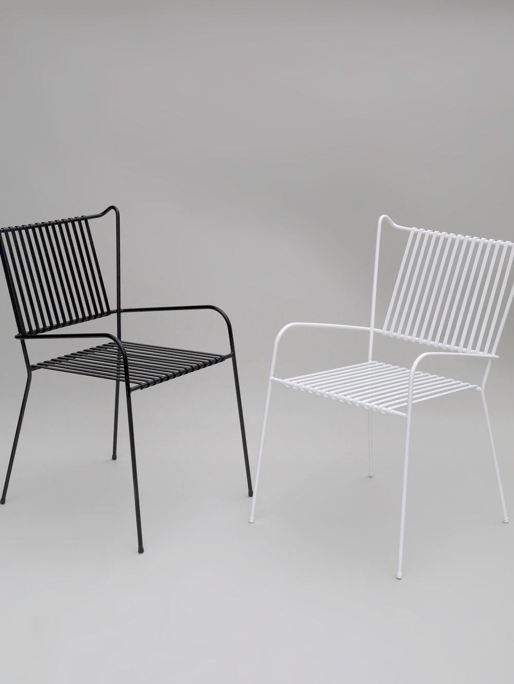 Set aus 8 schwarzen Marina-Esstischen, Bänke und Capri-Stühlen von Cools Collection (Deutsch) im Angebot