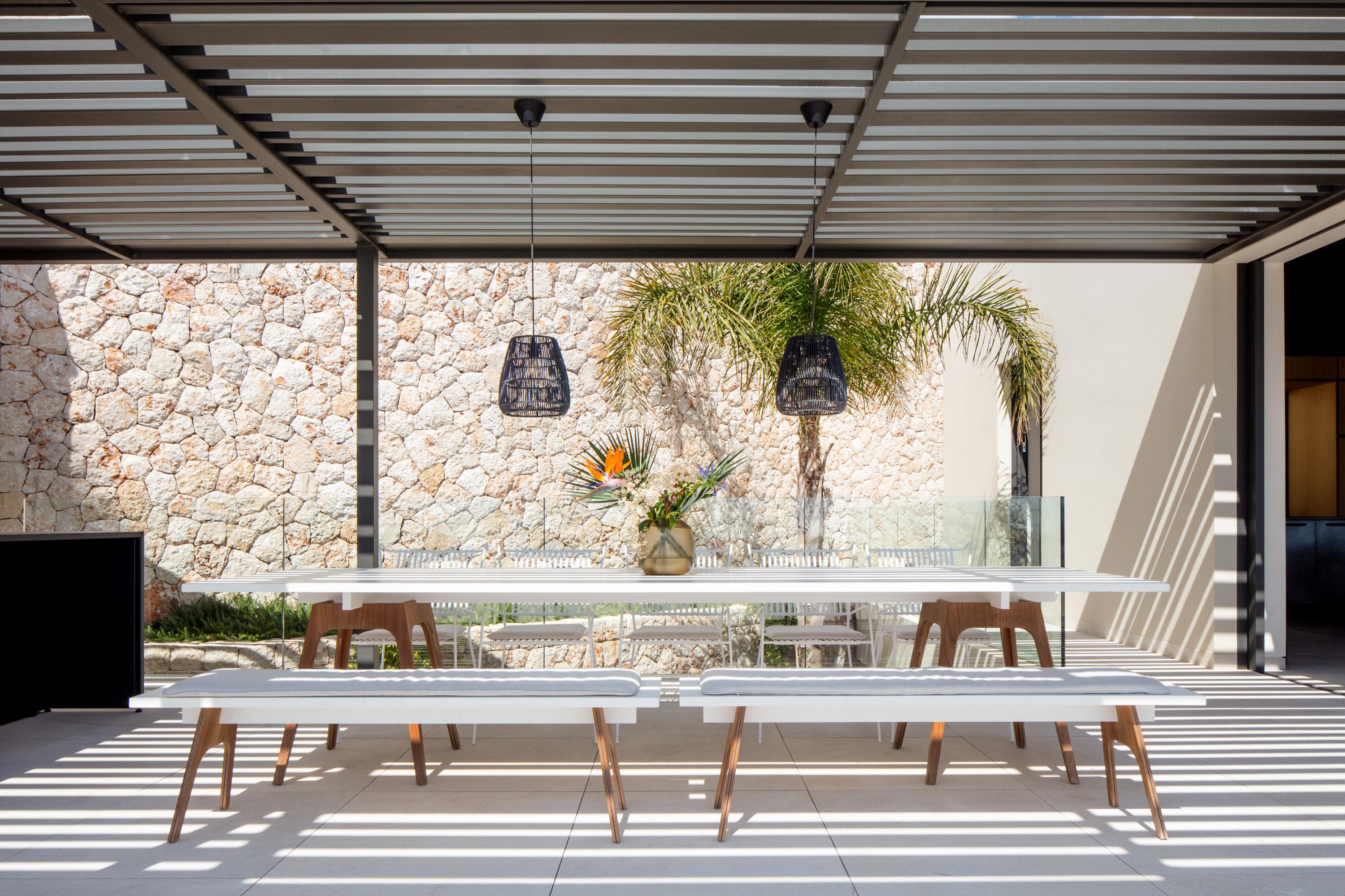 XXIe siècle et contemporain Ensemble de 8 tables, bancs et chaises de salle à manger Marina White par The Collective en vente