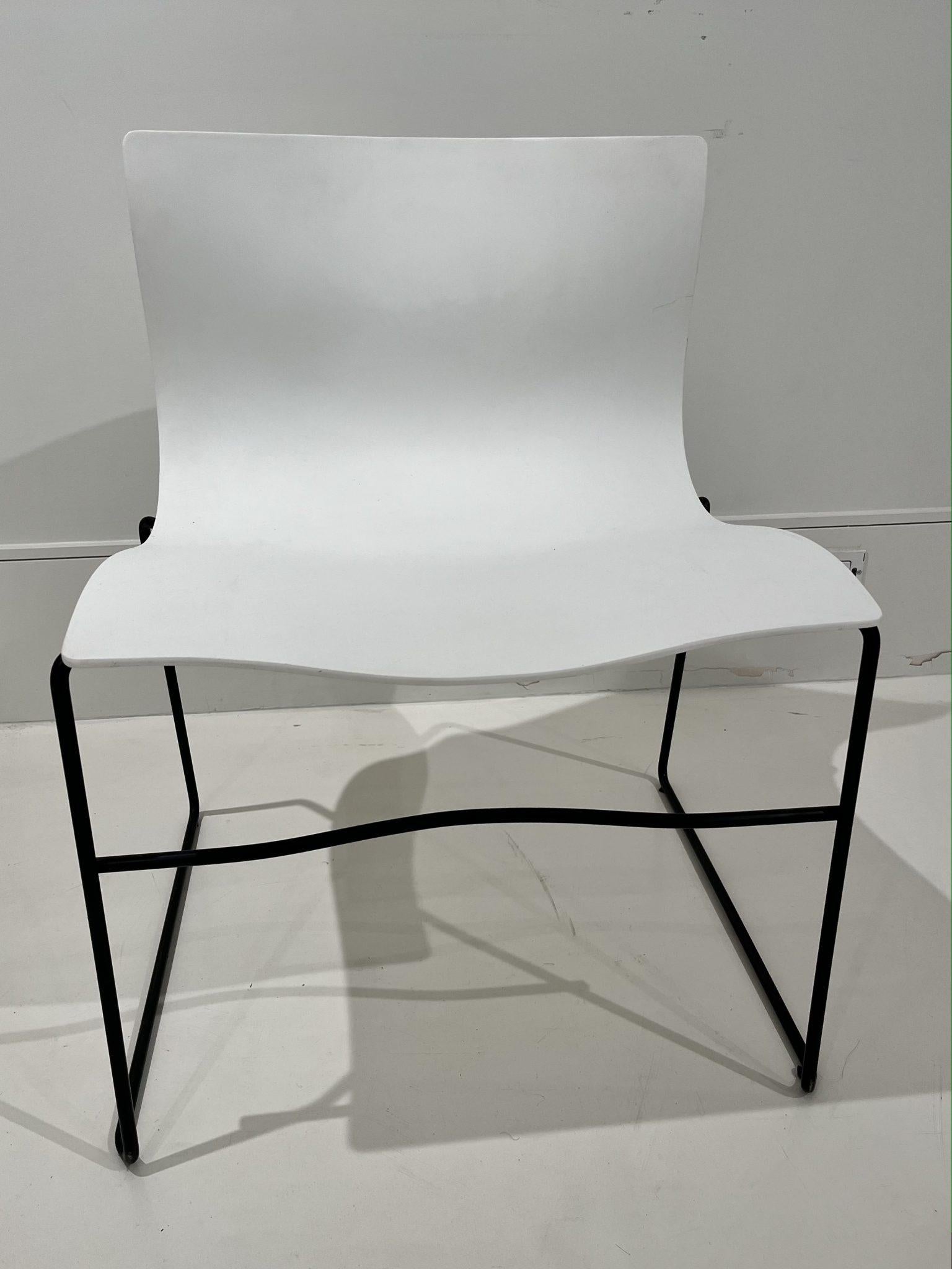 Queste sedie sinuose monocromatiche aggiungono raffinatezza e fascino contemporaneo.