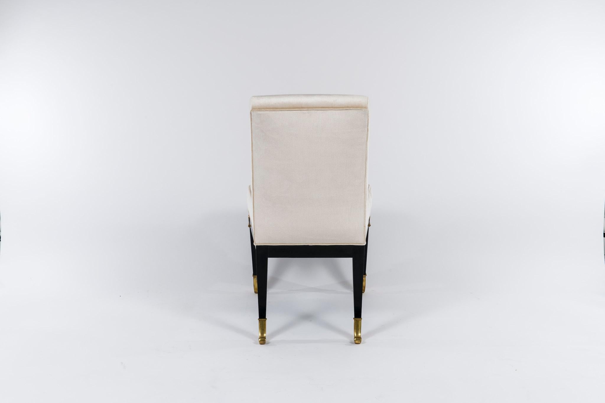 Néoclassique Ensemble de 8 chaises de salle à manger Mastercraft en velours de soie en vente