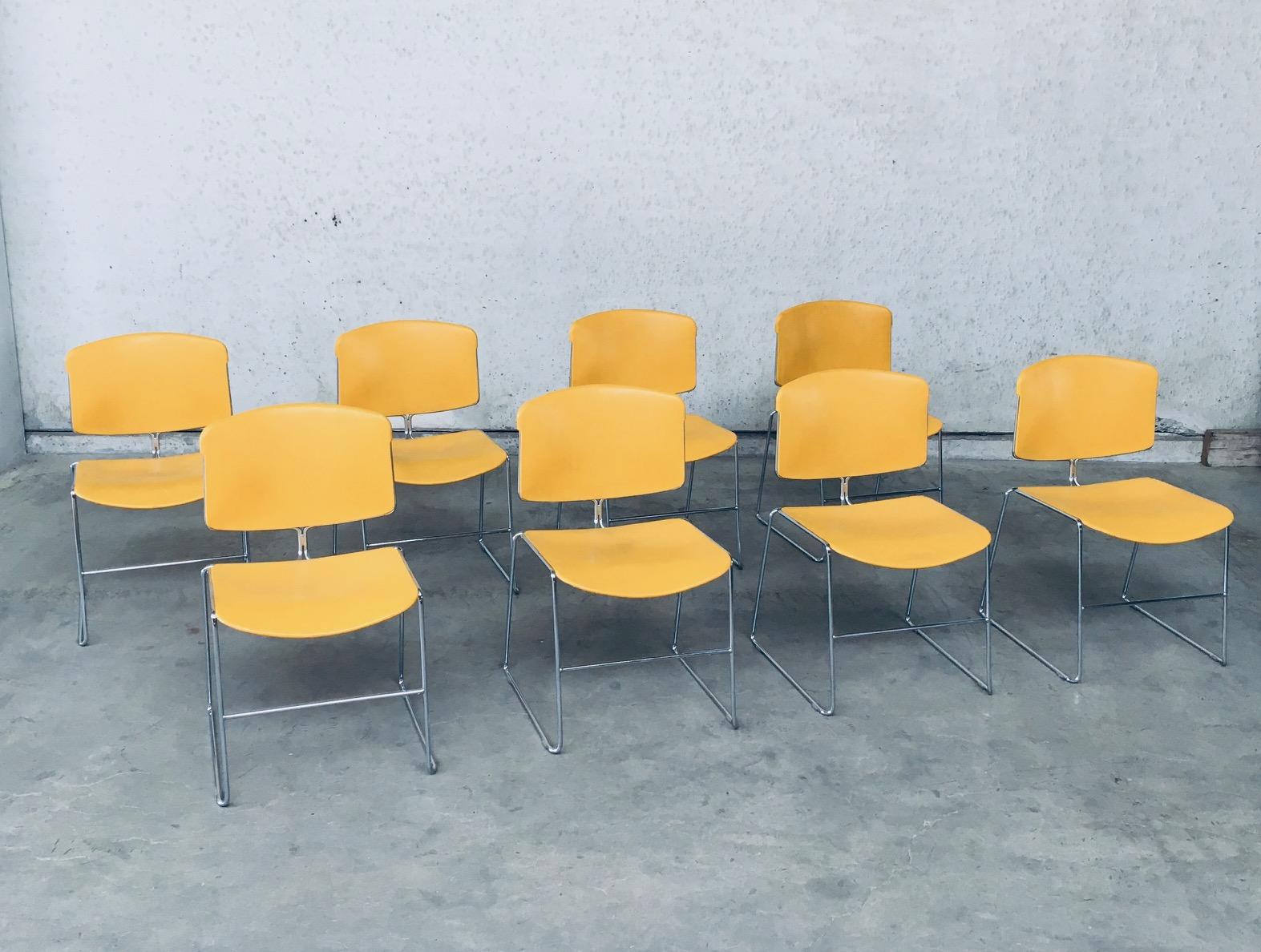 Vintage By MAX STACKER Conference / Office Chair set of 8 by Steelcase Strafor Edition, made in the USA 1970's / 80's. Siège et dossier en plastique jaune sur une structure en métal chromé. Toutes les chaises sont patinées avec des traces de leur