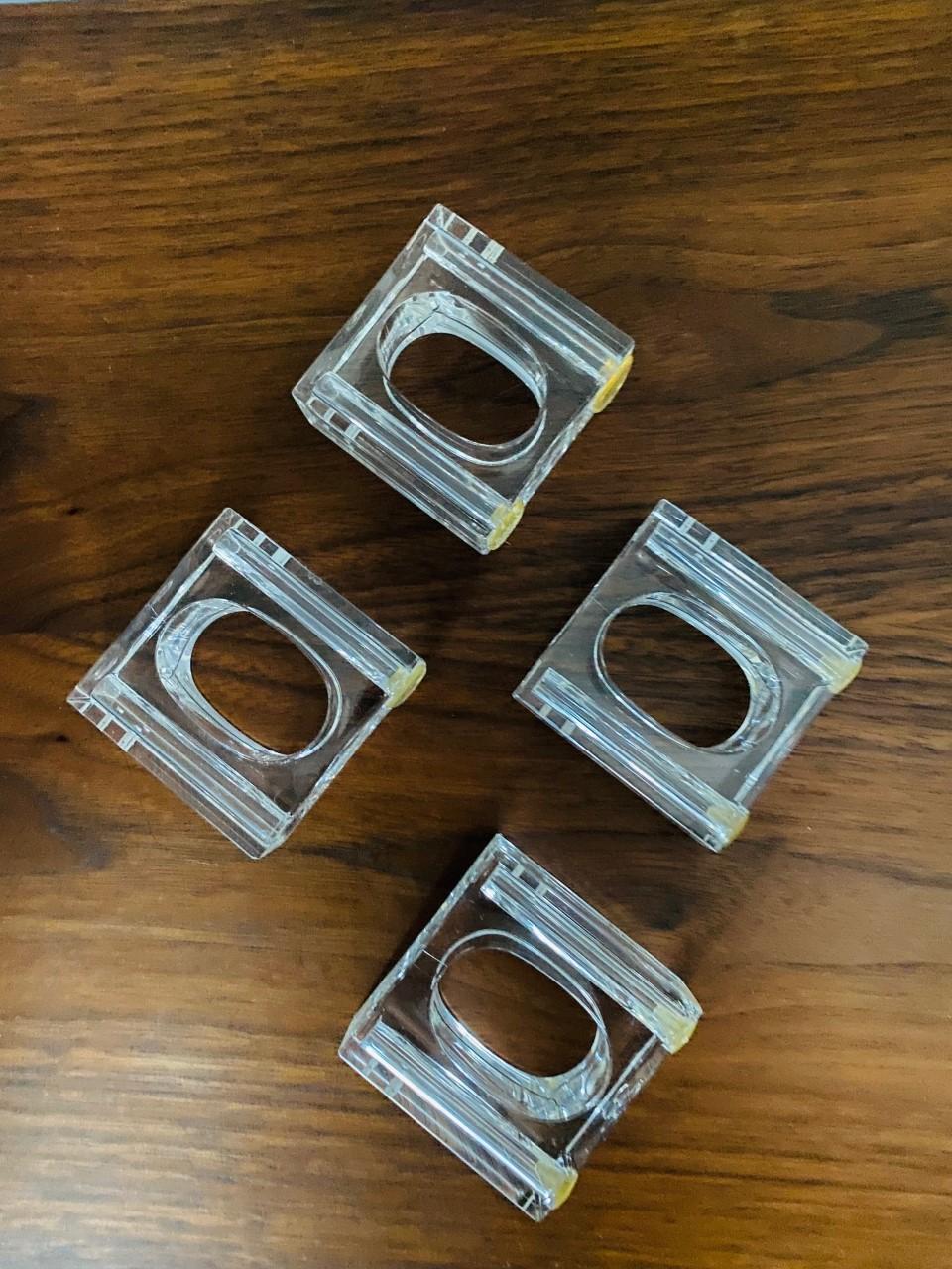 Set von 8 quadratischen Serviettenhaltern und Salz- und Pfefferstreuer aus klarem Lucite, MC im Zustand „Gut“ im Angebot in San Diego, CA