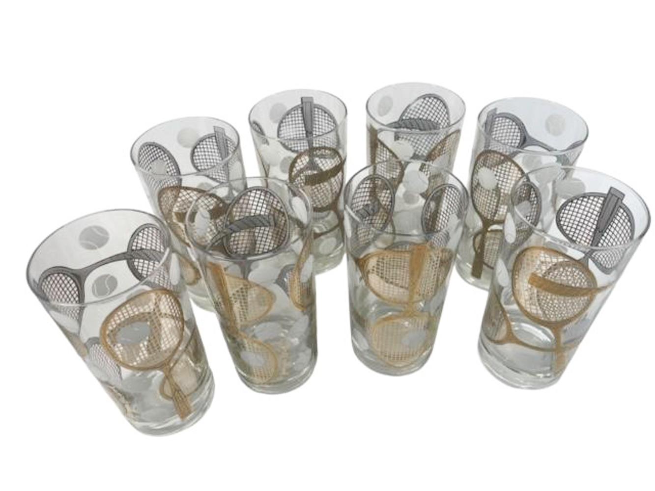 Ocho vasos altos Georges Briard decorados con raquetas y pelotas de tenis en esmalte blanco y oro de 22 quilates. Firmado Georges Briard.