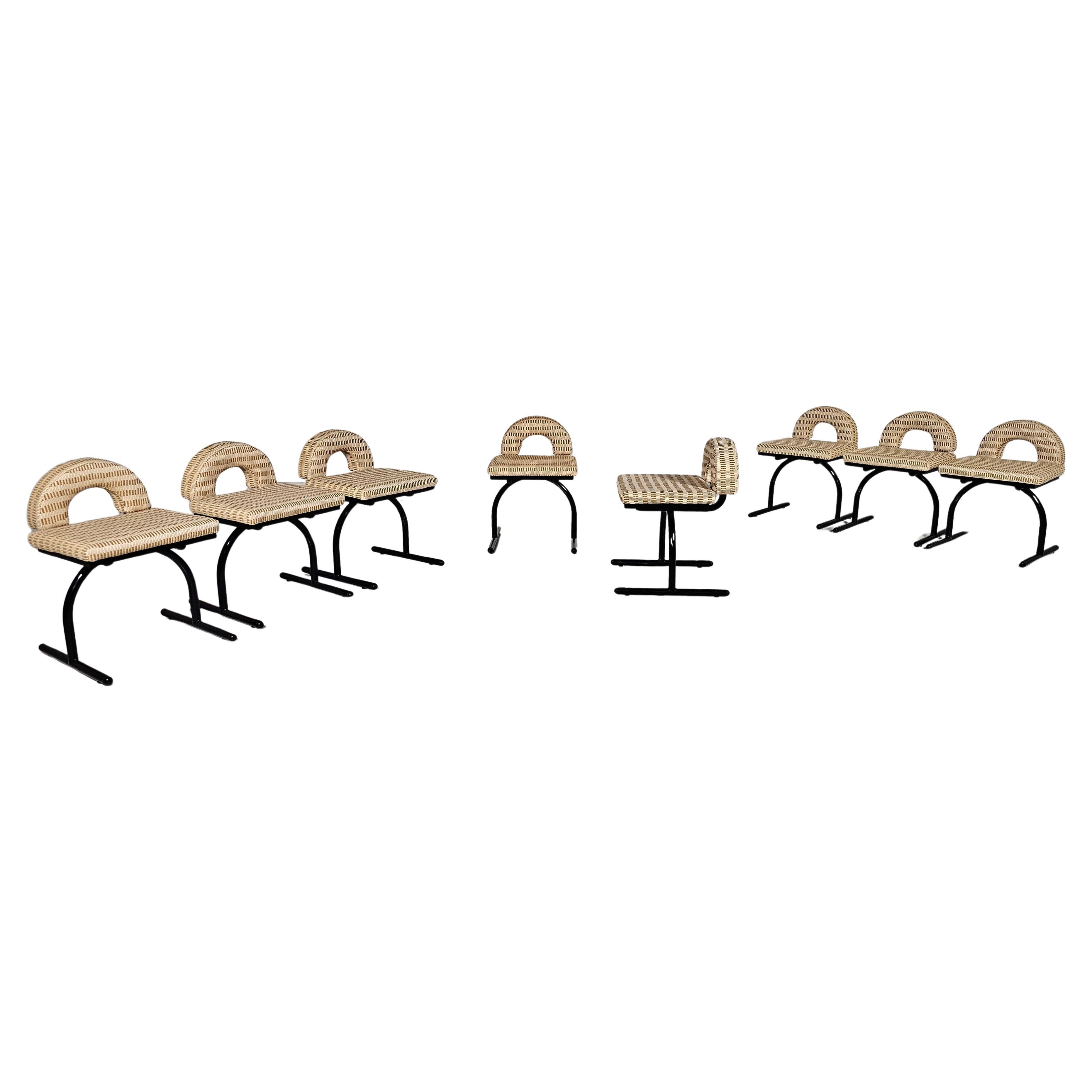 Rare ensemble de 8 chaises de style Memphis attribuées à Saporiti et datant des années 1980,

Construites avec une armature métallique, ces chaises garantissent longévité et stabilité. Les sièges et les dossiers ont été retapissés dans un luxueux