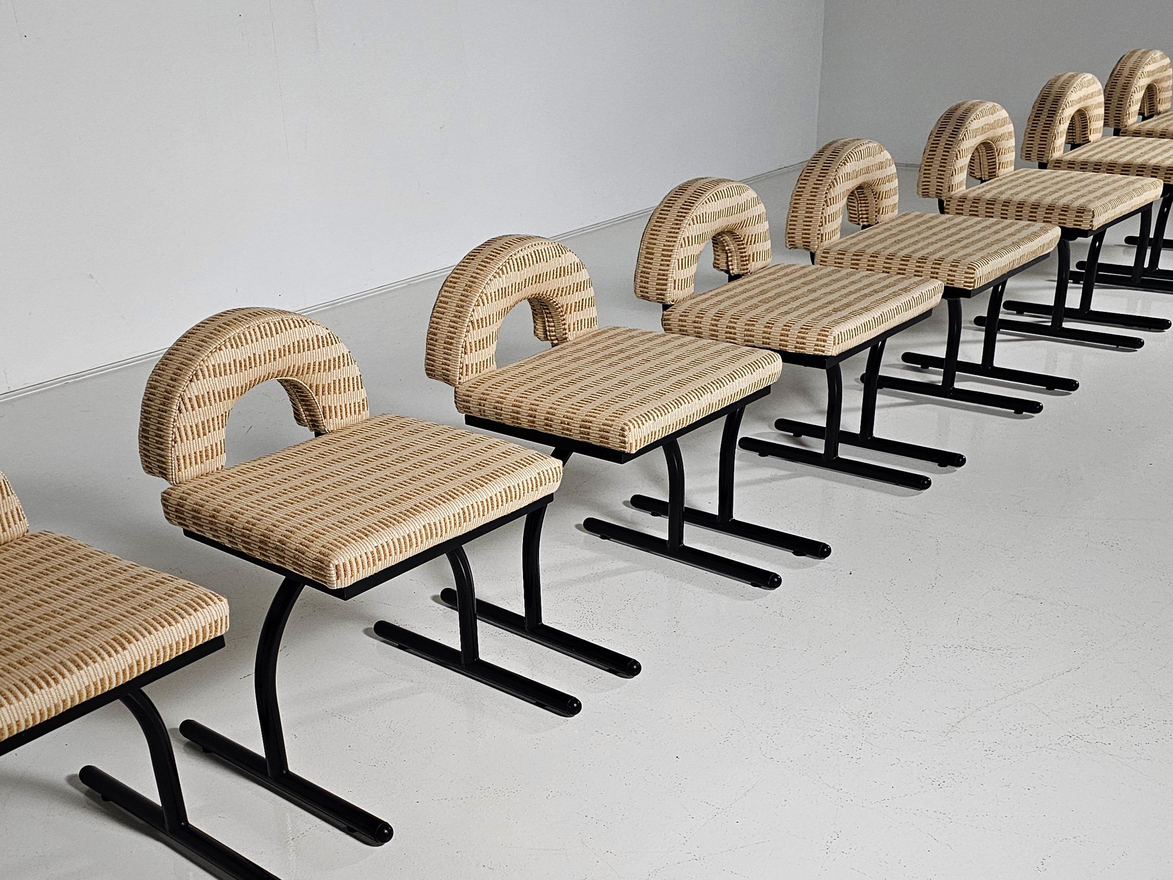 Européen Ensemble de 8 chaises de style Memphis d'Italie  1980s en vente