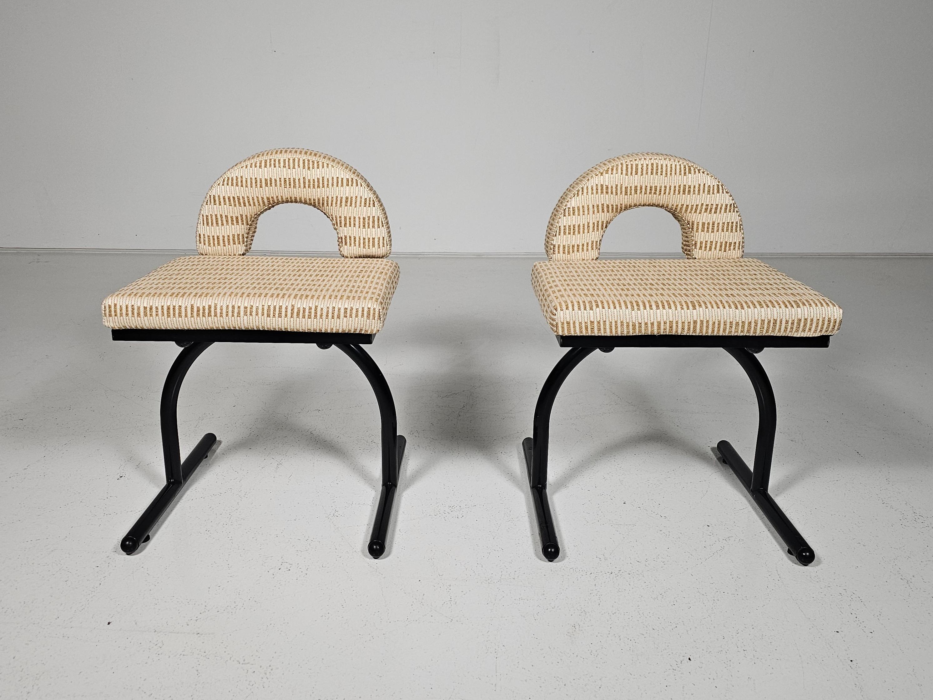 Métal Ensemble de 8 chaises de style Memphis d'Italie  1980s en vente