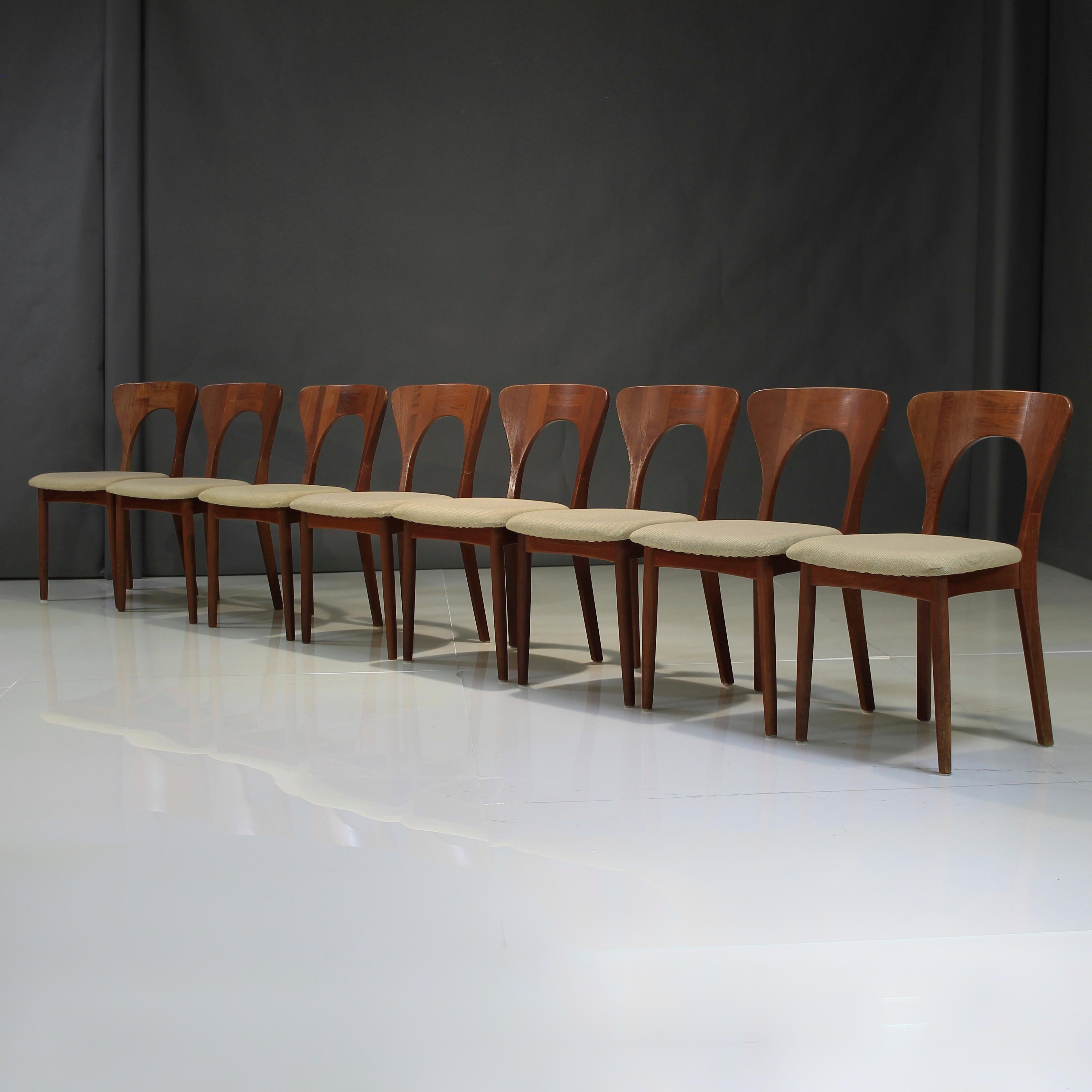 Nous vous présentons ce magnifique ensemble vintage de 8 chaises 'Peters' en teck par Niels Koefoed pour Koefoeds Hornslet.u2028u2028

Il présente un teck magnifiquement vieilli, avec des lignes et des détails artisanaux parmi les plus fins du
