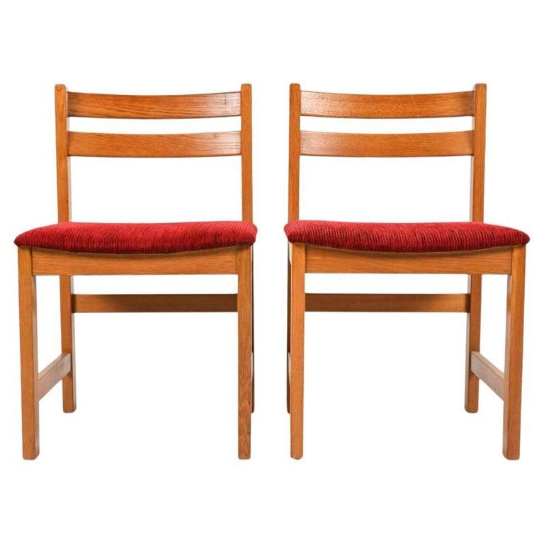 Set di 8 sedie da pranzo in rovere moderno danese del metà secolo. Struttura in legno massiccio di quercia con imbottitura in velluto rosso Corde. Design moderno scandinavo dalle linee semplici. Ottimo set di (8) sedie da pranzo. Pronti per l'uso o