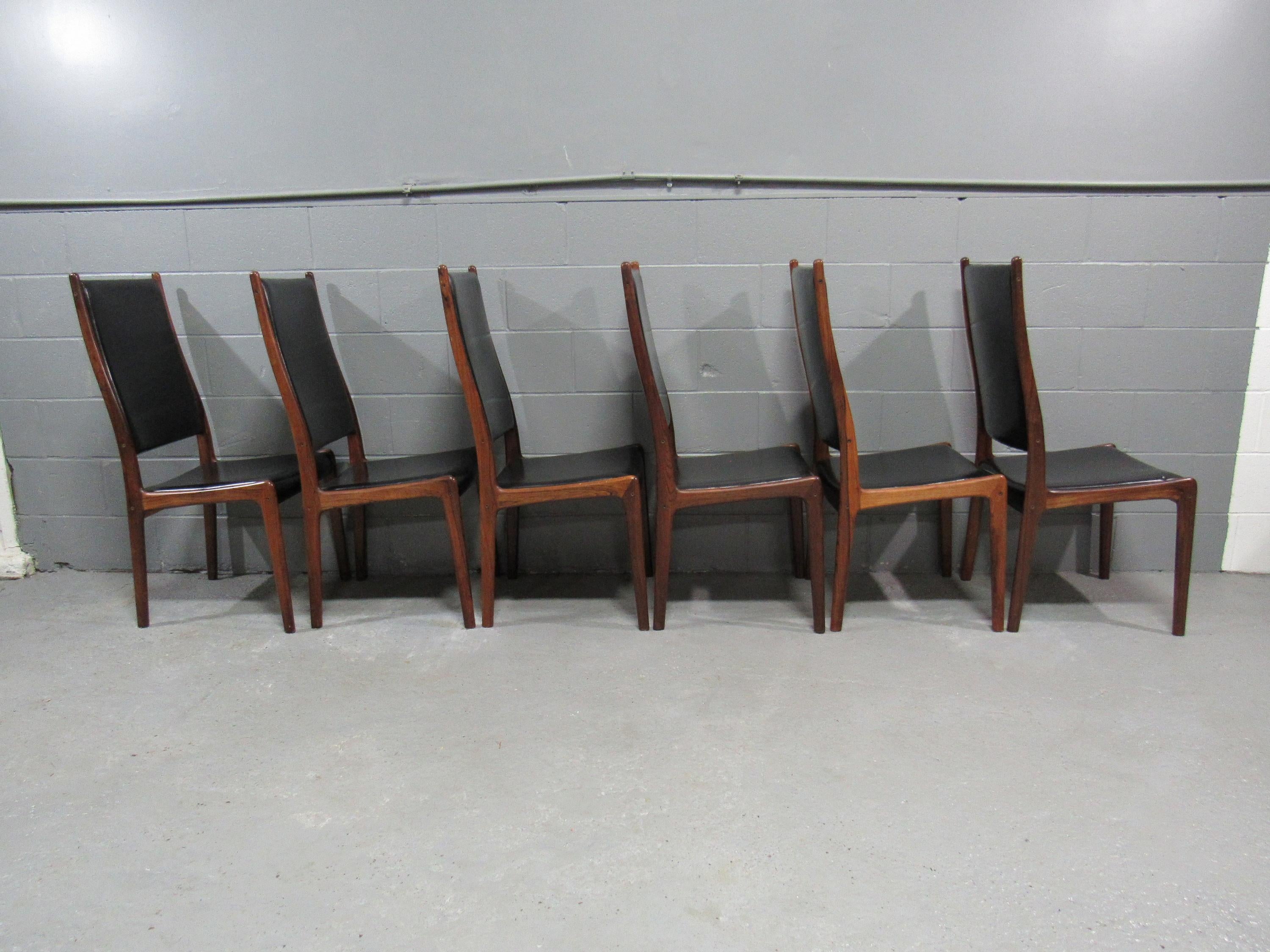 Ensemble de 8 chaises de salle à manger danoises modernes du milieu du siècle en bois de rose de Johannes Andersen en vente 3