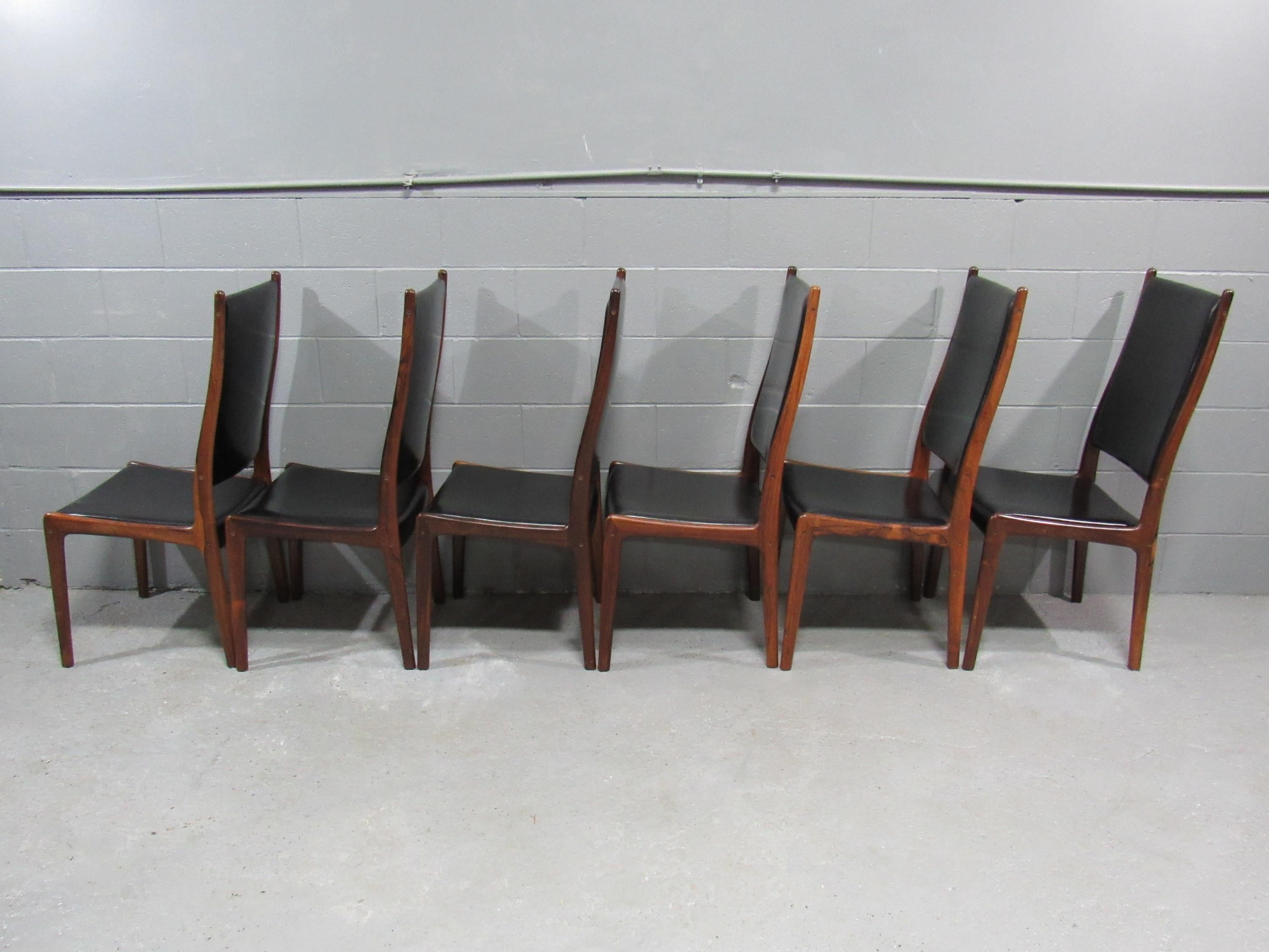Bois de rose Ensemble de 8 chaises de salle à manger danoises modernes du milieu du siècle en bois de rose de Johannes Andersen en vente